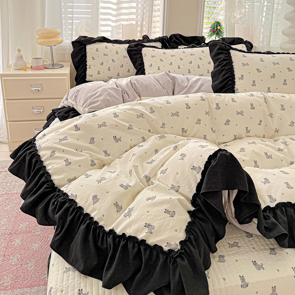 91家纺网 家纺一手货源 找家纺 富米莱（原臻工厂） 2026新款法式赫本风大花边A类古法仿棉云感纱床盖床裙四件套-场景二 恰恰狗