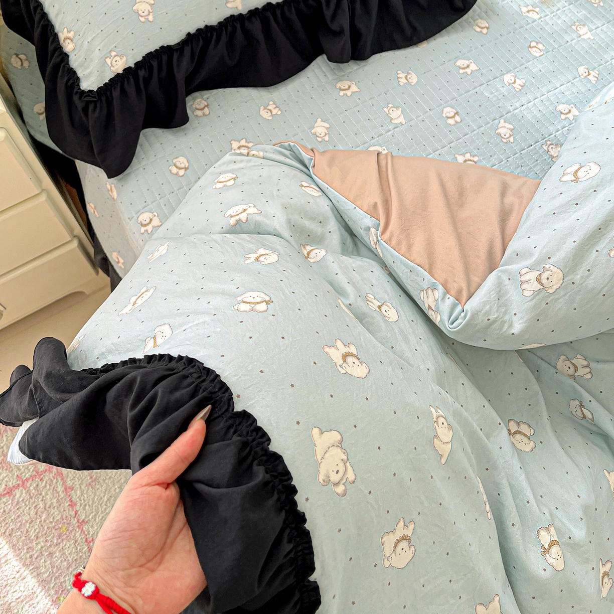 91家纺网 家纺一手货源 找家纺 富米莱（原臻工厂） 2026新款法式赫本风大花边A类古法仿棉云感纱床盖床裙四件套-场景二 雾蓝小熊