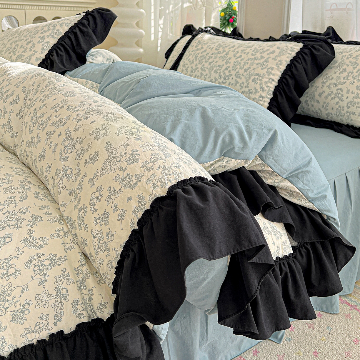 91家纺网 家纺一手货源 找家纺 富米莱（原臻工厂） 2026新款法式赫本风大花边A类古法仿棉云感纱床盖床裙四件套-场景二 兰絮语