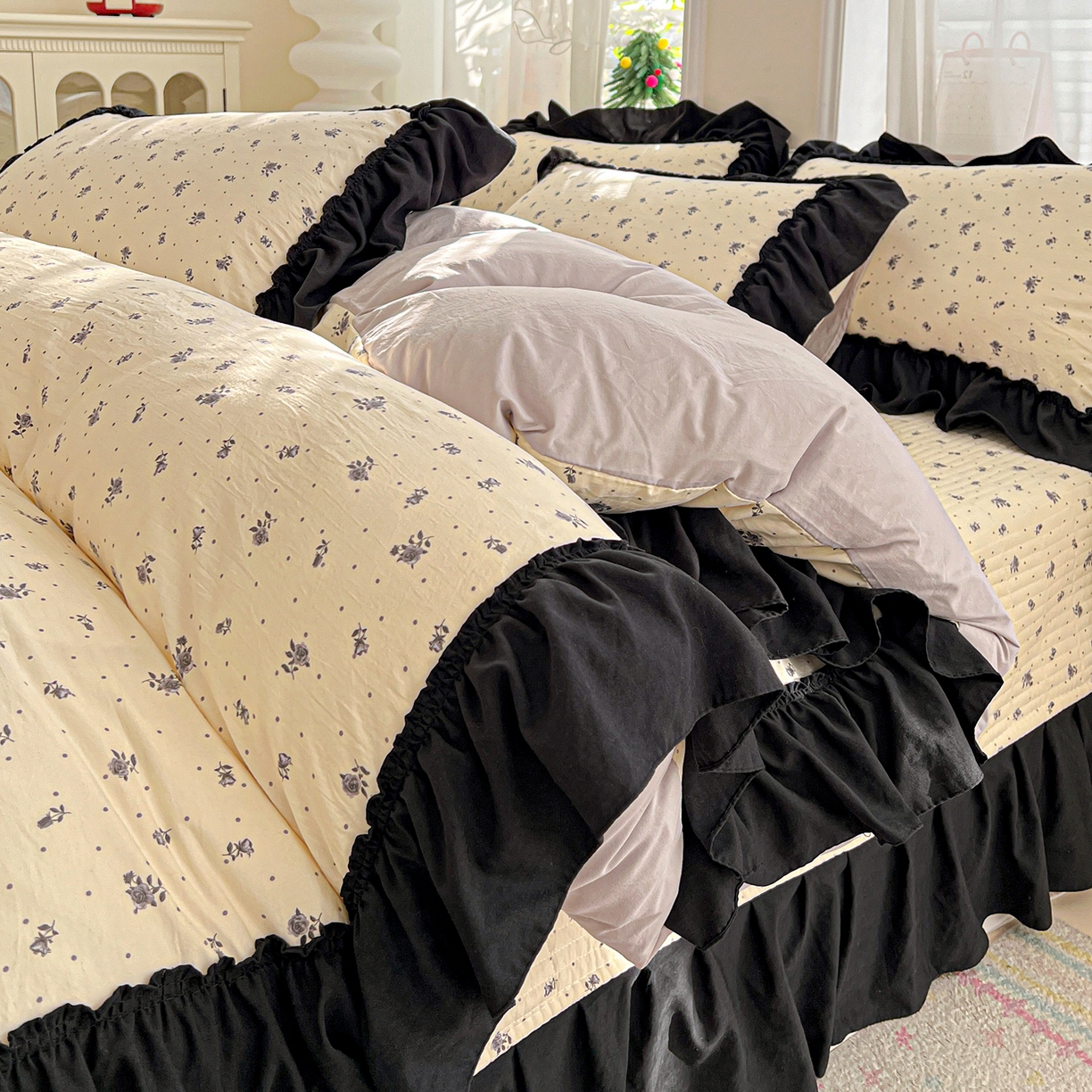 91家纺网 家纺一手货源 找家纺 富米莱（原臻工厂） 2026新款法式赫本风大花边A类古法仿棉云感纱床盖床裙四件套-场景二 小玫瑰