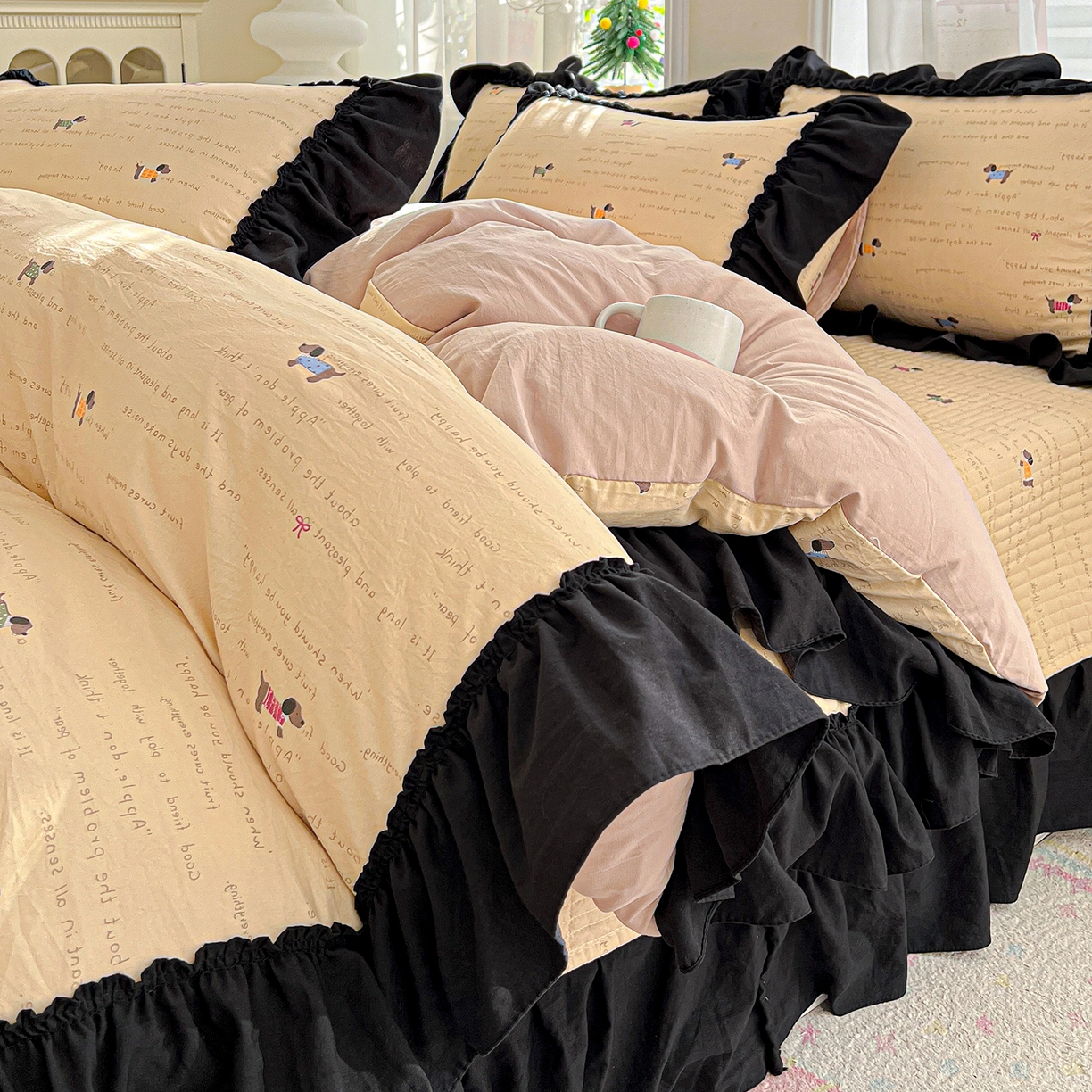 91家纺网 家纺一手货源 找家纺 富米莱（原臻工厂） 2026新款法式赫本风大花边A类古法仿棉云感纱床盖床裙四件套-场景二 狗狗家族