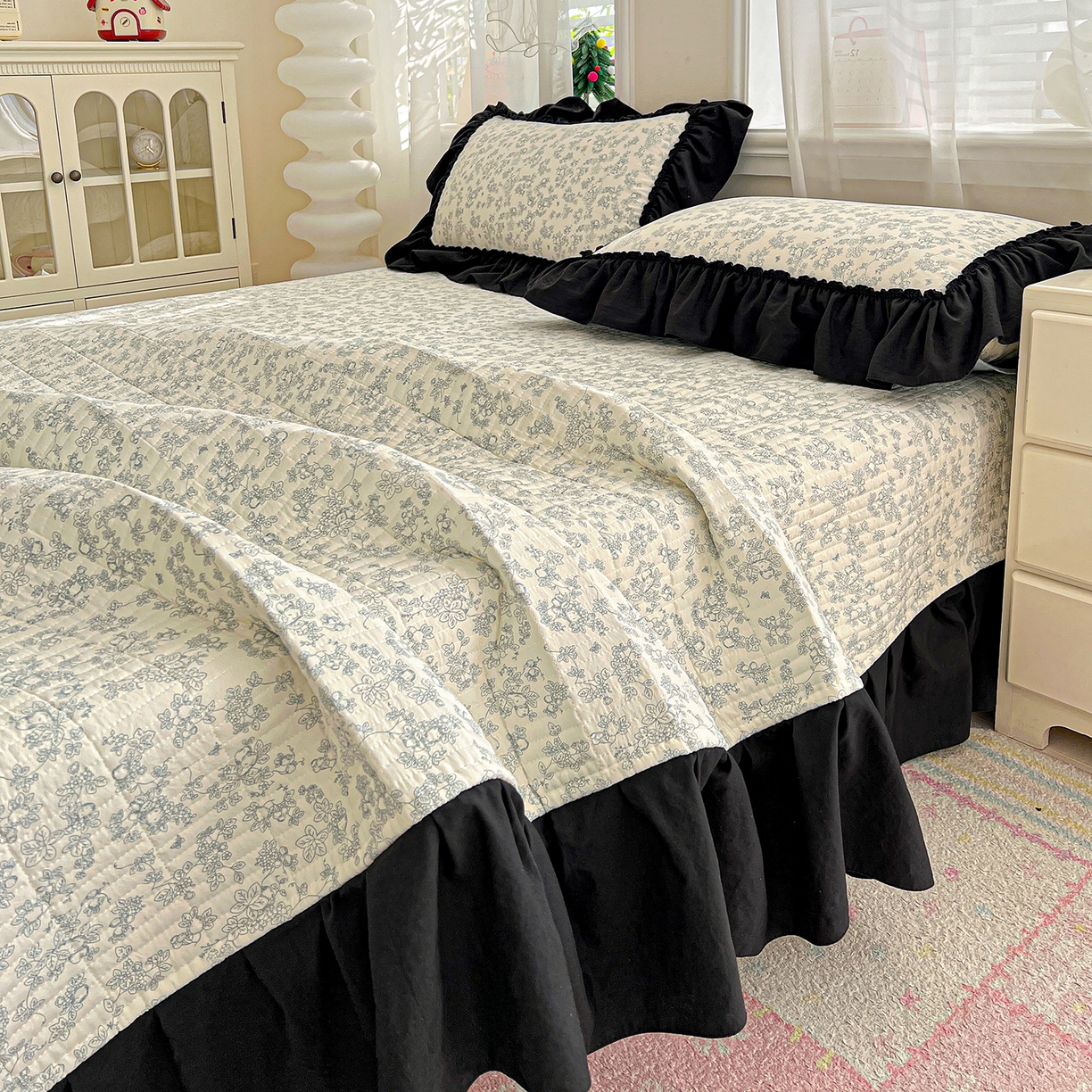 91家纺网 家纺一手货源 找家纺 富米莱（原臻工厂） 2026新款法式赫本风大花边A类古法仿棉云感纱床盖床裙四件套-场景二 兰絮语