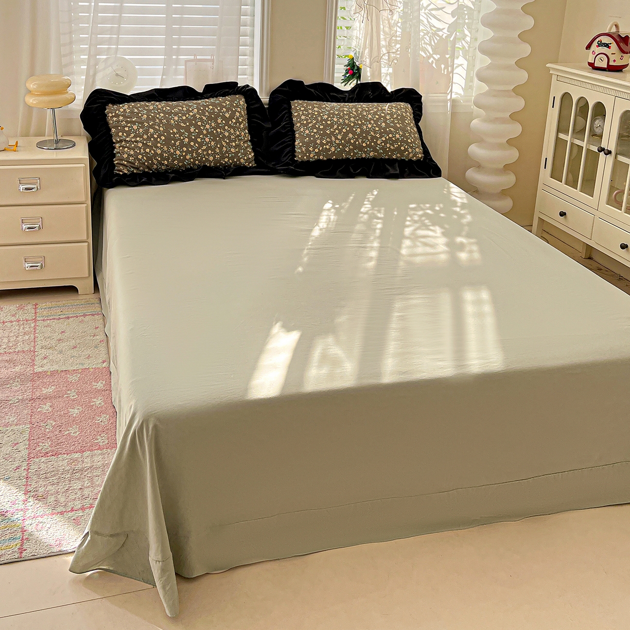 91家纺网 家纺一手货源 找家纺 富米莱（原臻工厂） 2026新款法式赫本风大花边A类古法仿棉云感纱床盖床裙四件套-场景二 知否