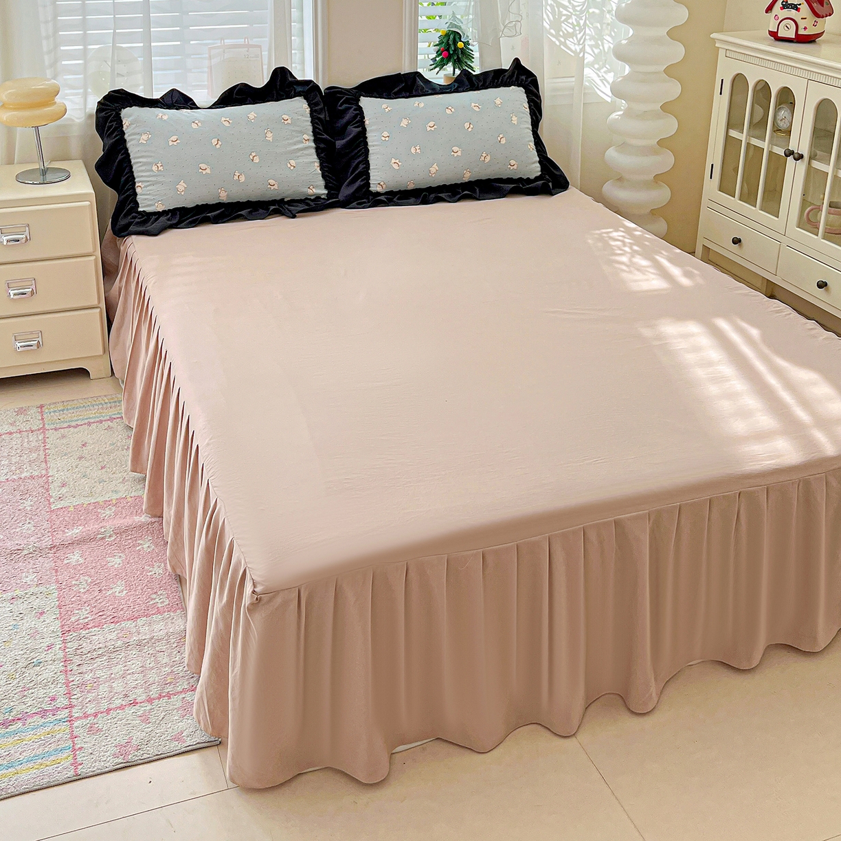 91家纺网 家纺一手货源 找家纺 富米莱（原臻工厂） 2026新款法式赫本风大花边A类古法仿棉云感纱床盖床裙四件套-场景二 雾蓝小熊