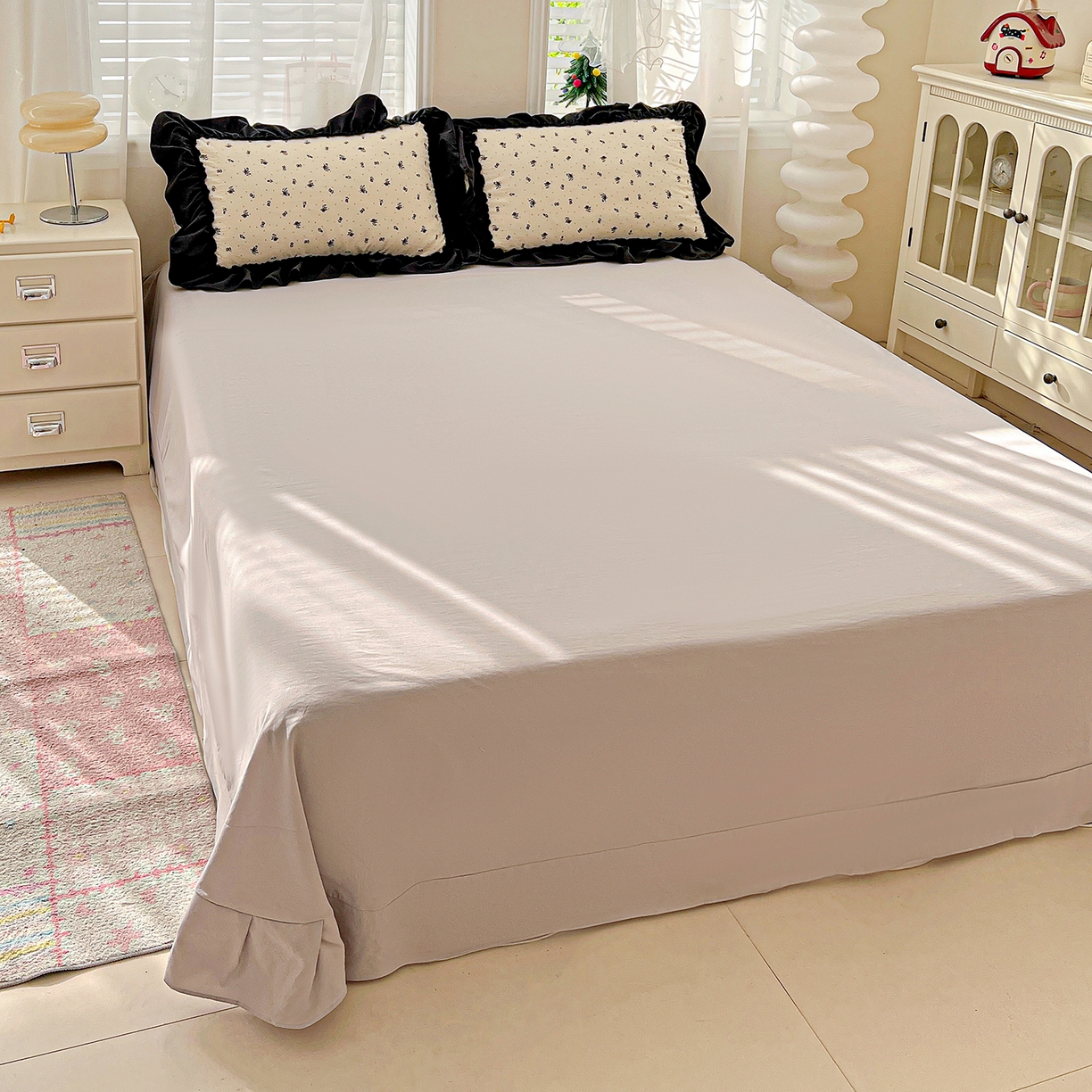 91家纺网 家纺一手货源 找家纺 富米莱（原臻工厂） 2026新款法式赫本风大花边A类古法仿棉云感纱床盖床裙四件套-场景二 小玫瑰