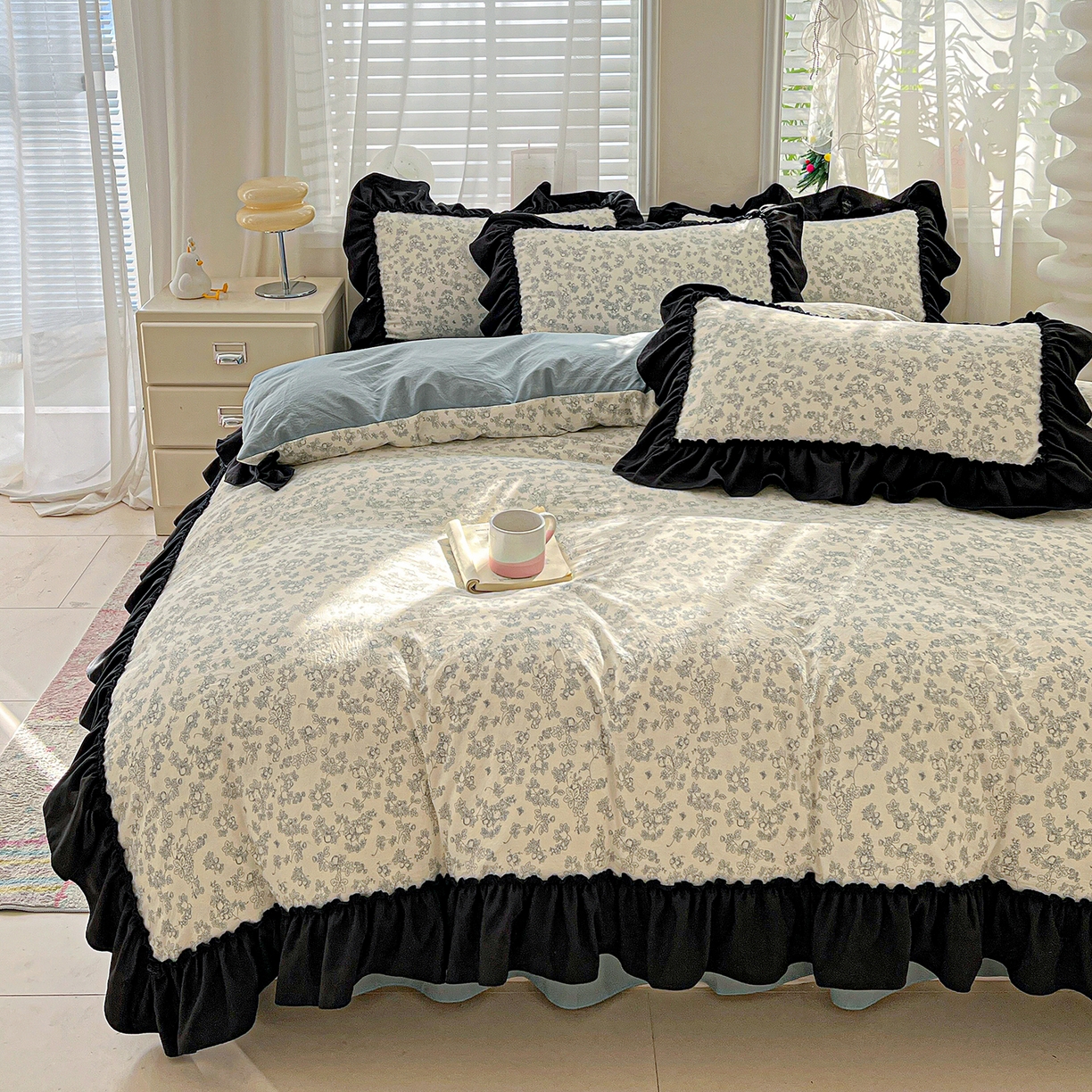 91家纺网 家纺一手货源 找家纺 富米莱（原臻工厂） 2026新款法式赫本风大花边A类古法仿棉云感纱床盖床裙四件套-场景二 兰絮语