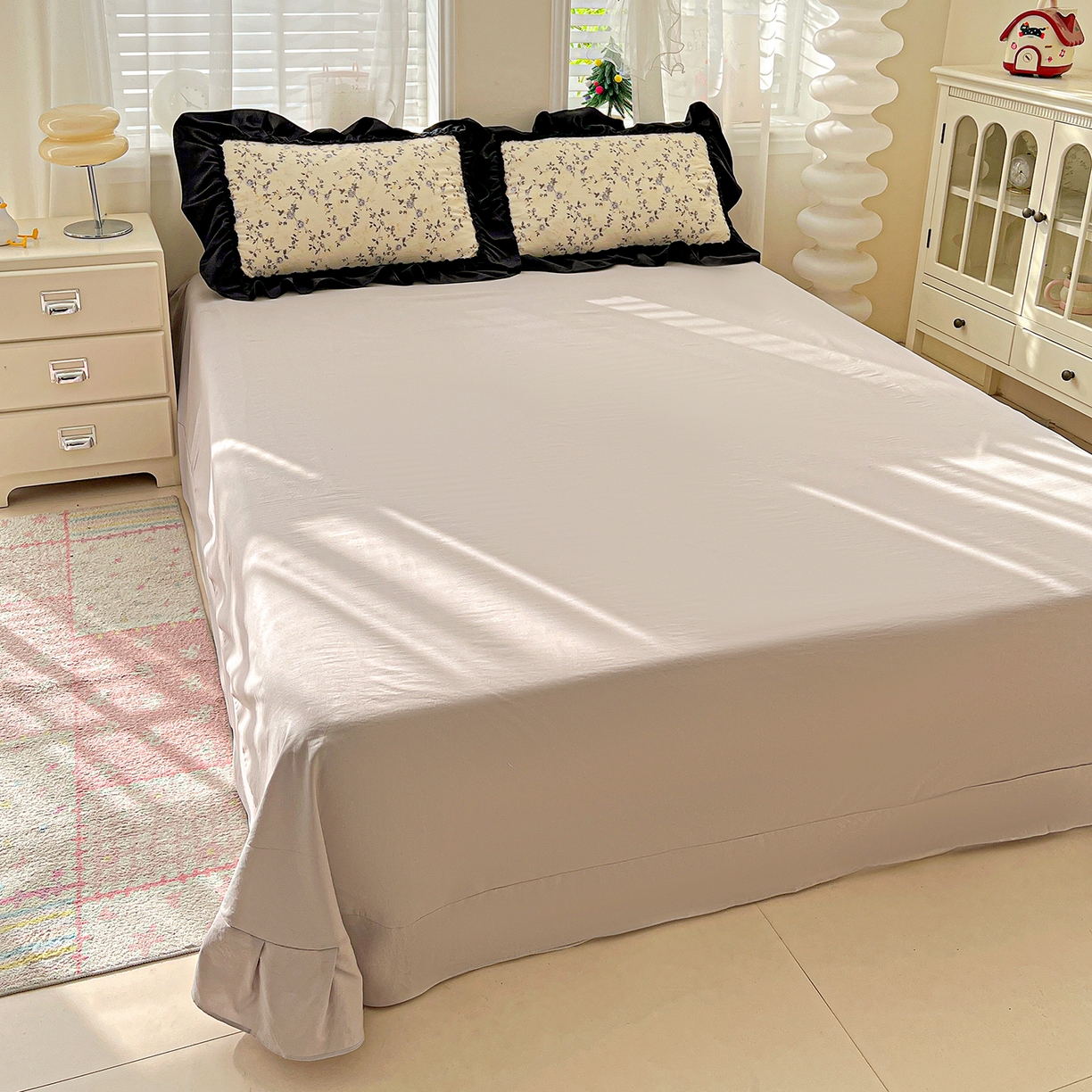 91家纺网 家纺一手货源 找家纺 富米莱（原臻工厂） 2026新款法式赫本风大花边A类古法仿棉云感纱床盖床裙四件套-场景二 槿上花开