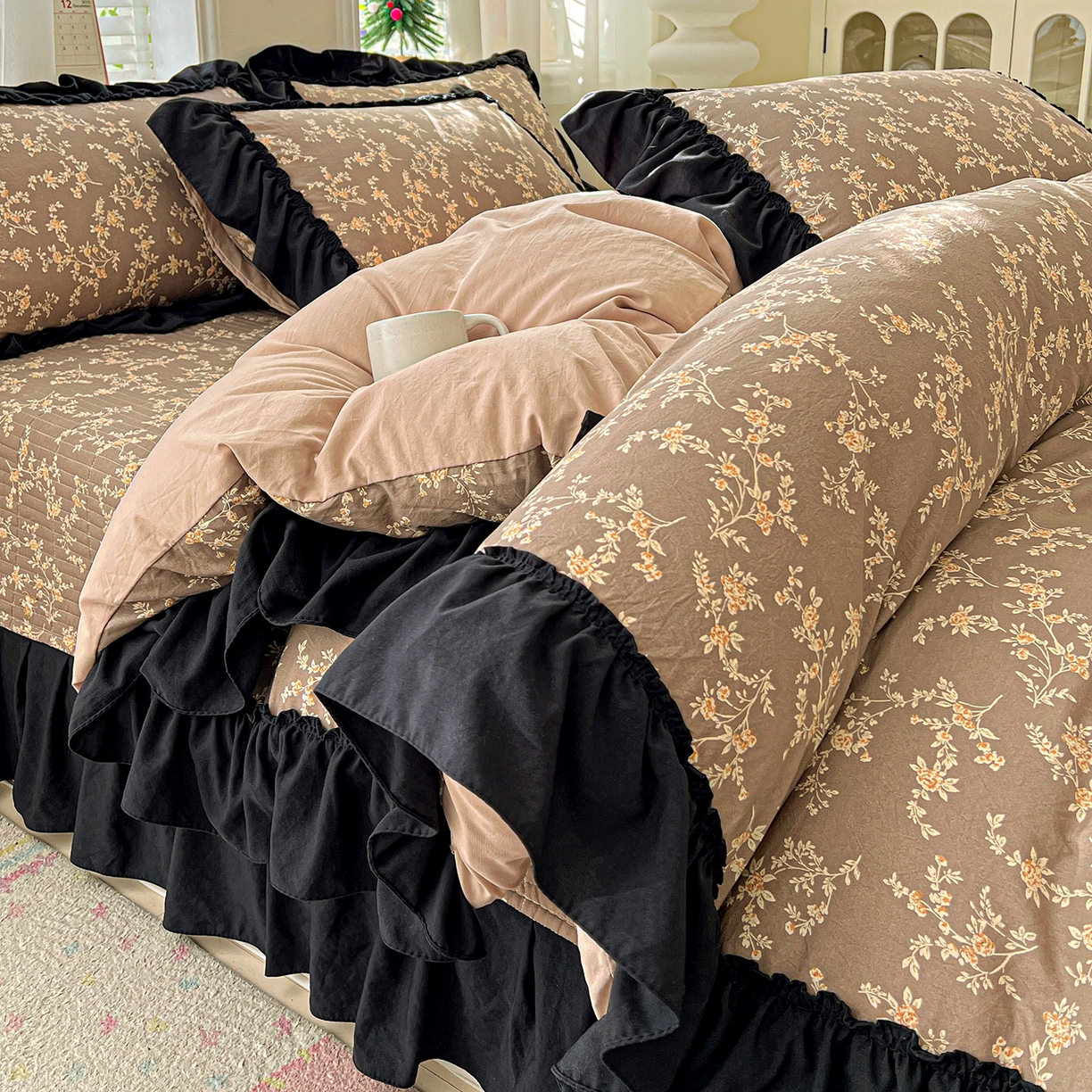 91家纺网 家纺一手货源 找家纺 富米莱（原臻工厂） 2026新款法式赫本风大花边A类古法仿棉云感纱床盖床裙四件套-场景二 花影浅吟