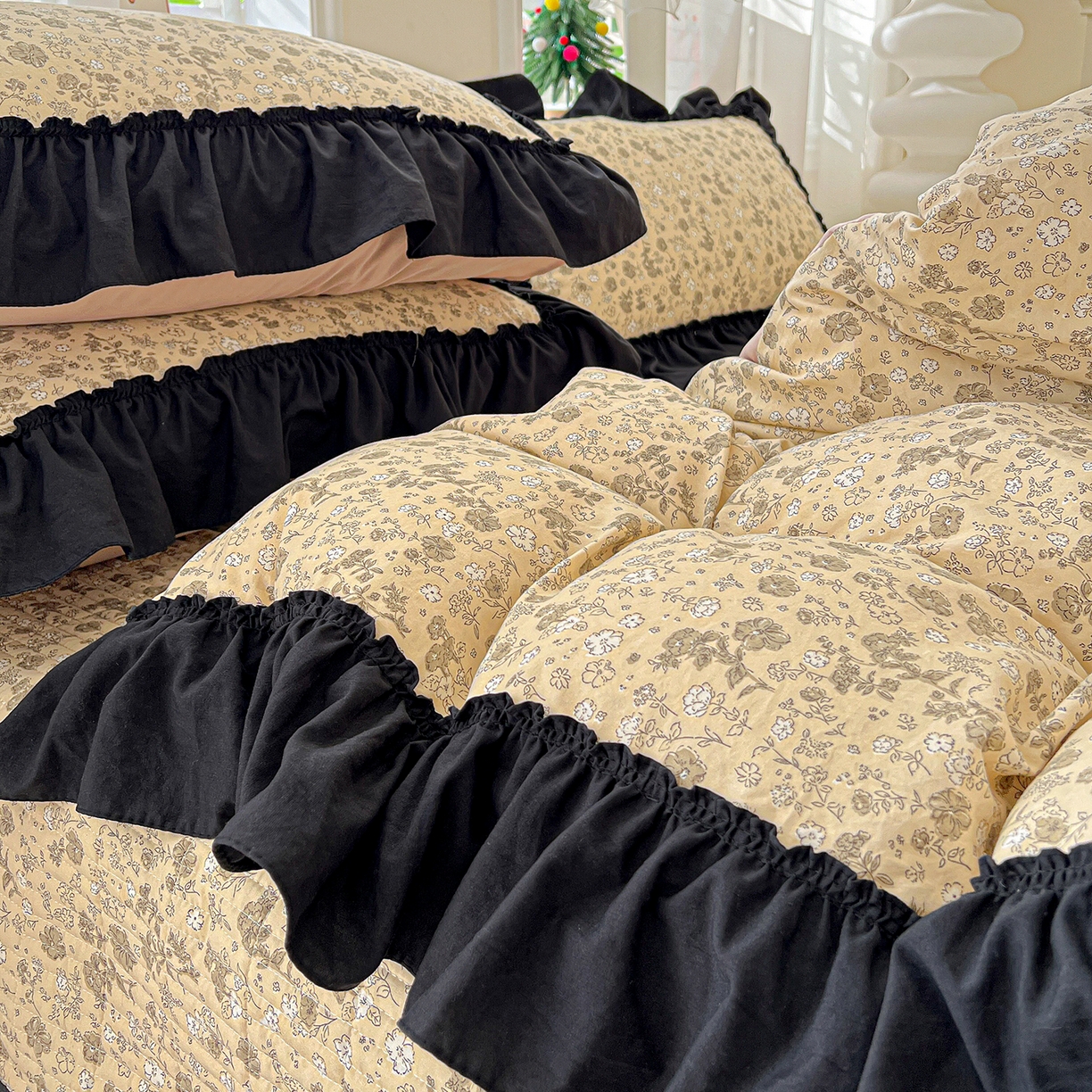 91家纺网 家纺一手货源 找家纺 富米莱（原臻工厂） 2026新款法式赫本风大花边A类古法仿棉云感纱床盖床裙四件套-场景二 卡布奇诺