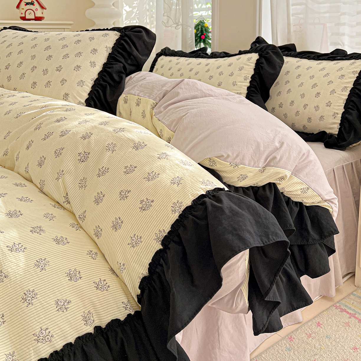 91家纺网 家纺一手货源 找家纺 富米莱（原臻工厂） 2026新款法式赫本风大花边A类古法仿棉云感纱床盖床裙四件套-场景二 花语玫瑰