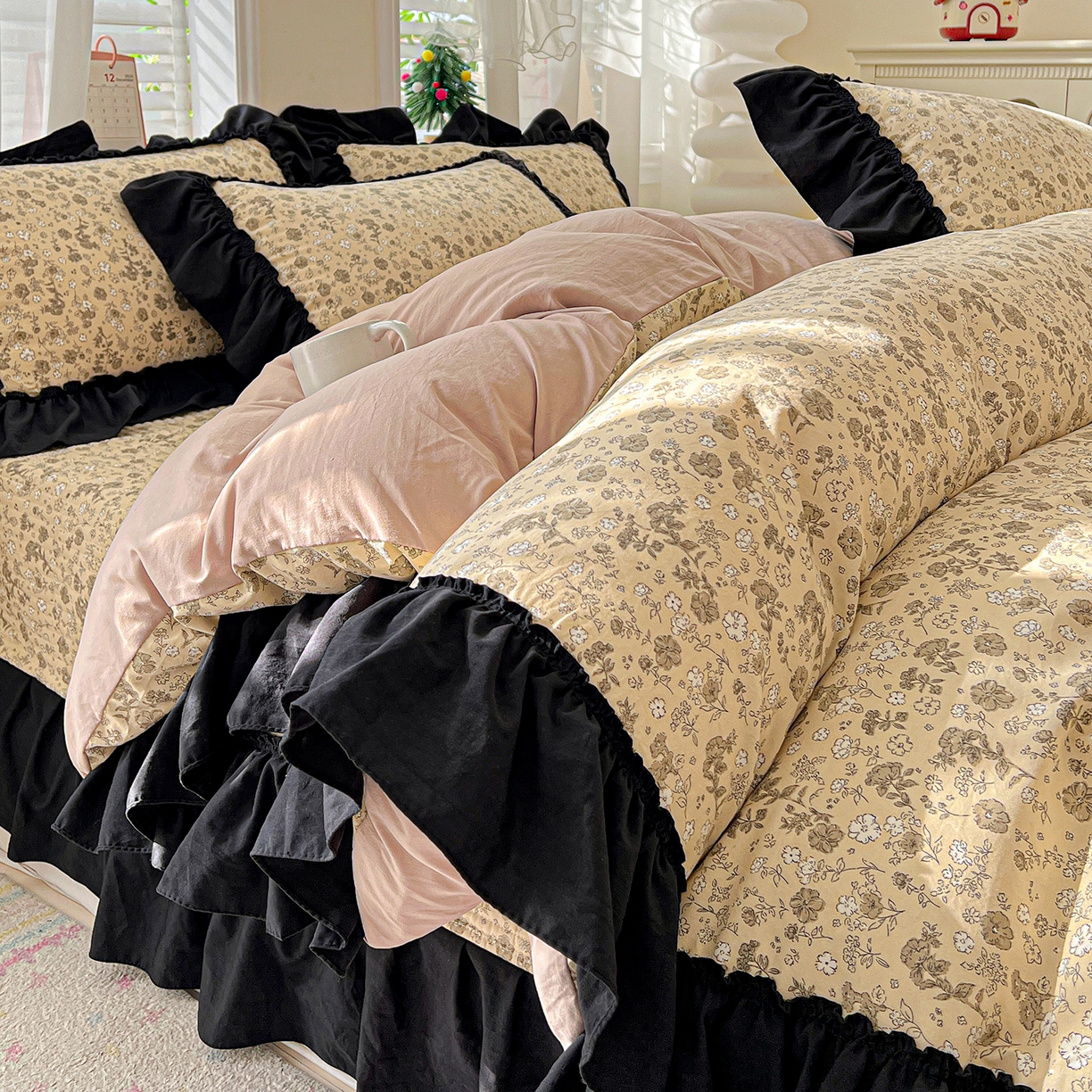 91家纺网 家纺一手货源 找家纺 富米莱（原臻工厂） 2026新款法式赫本风大花边A类古法仿棉云感纱床盖床裙四件套-场景二 卡布奇诺