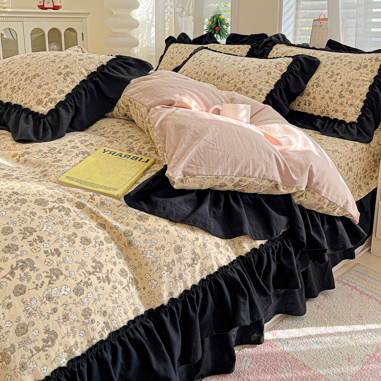 91家纺网 家纺一手货源 找家纺 富米莱（原臻工厂） 2026新款法式赫本风大花边A类古法仿棉云感纱床盖床裙四件套-场景二 卡布奇诺