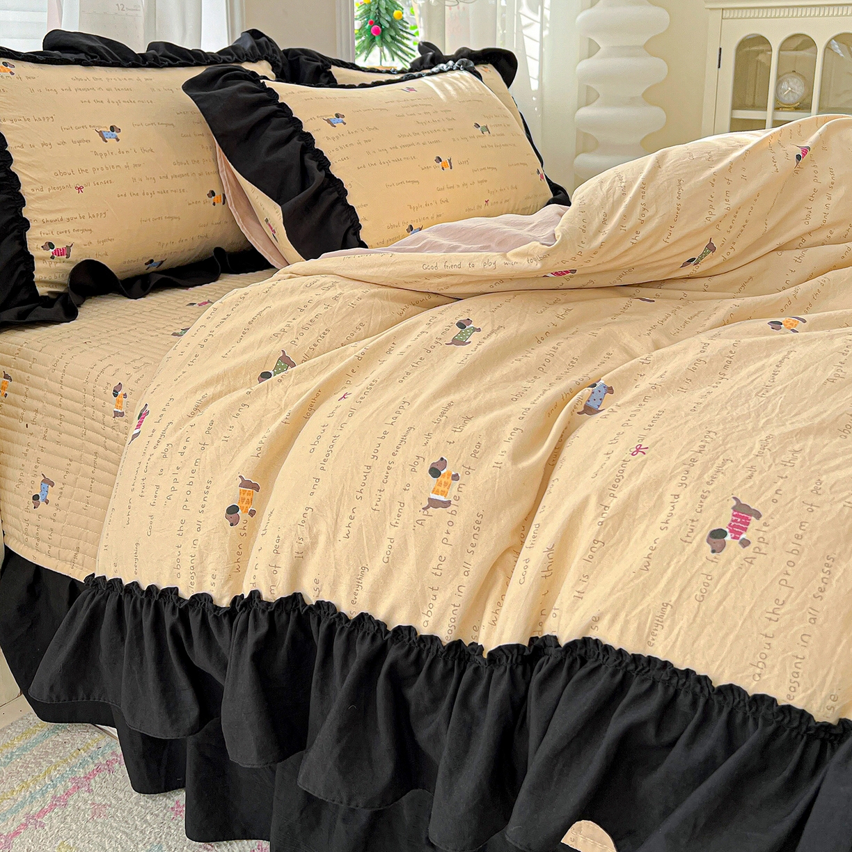 91家纺网 家纺一手货源 找家纺 富米莱（原臻工厂） 2026新款法式赫本风大花边A类古法仿棉云感纱床盖床裙四件套-场景二 狗狗家族