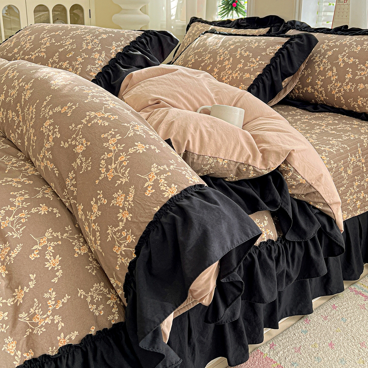 91家纺网 家纺一手货源 找家纺 富米莱（原臻工厂） 2026新款法式赫本风大花边A类古法仿棉云感纱床盖床裙四件套-场景二 花影浅吟