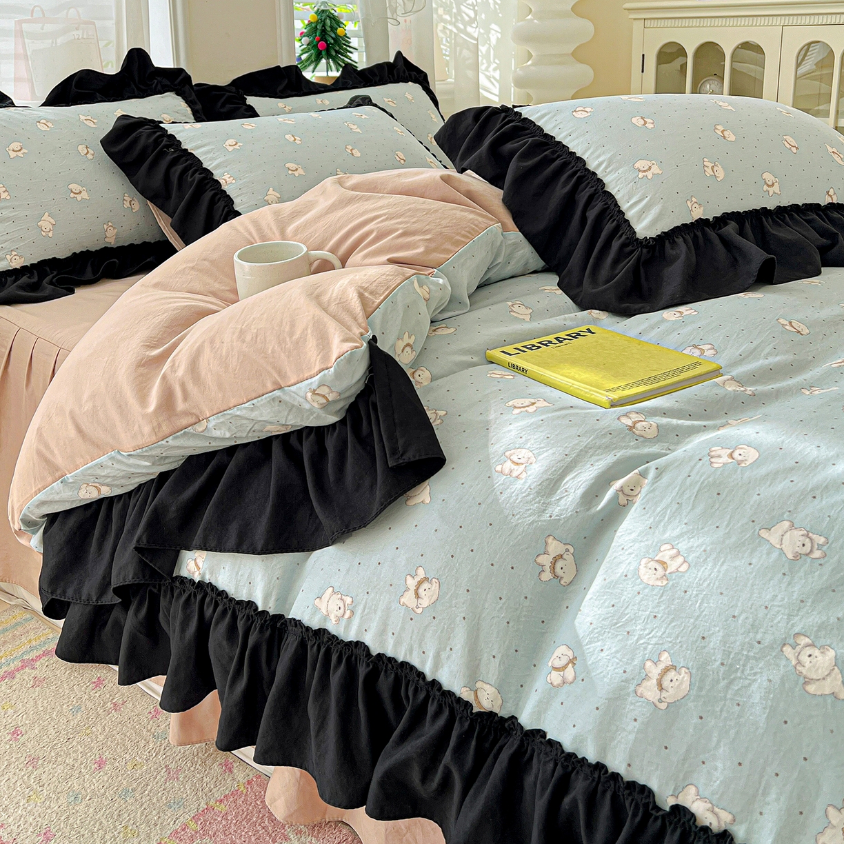 91家纺网 家纺一手货源 找家纺 富米莱（原臻工厂） 2026新款法式赫本风大花边A类古法仿棉云感纱床盖床裙四件套-场景二 雾蓝小熊