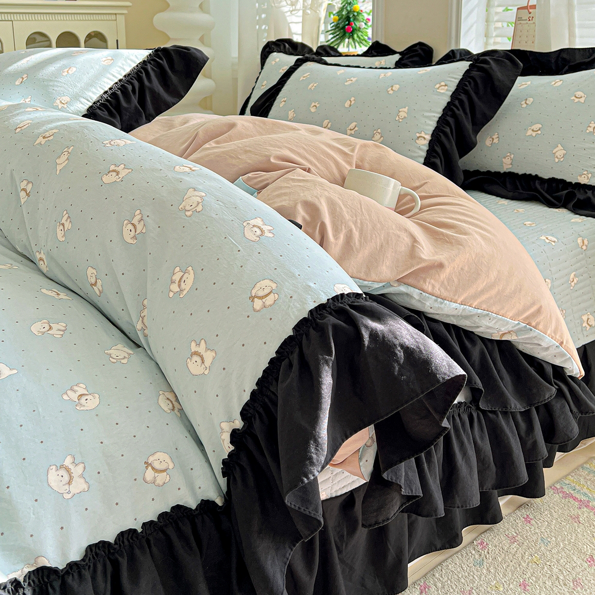 91家纺网 家纺一手货源 找家纺 富米莱（原臻工厂） 2026新款法式赫本风大花边A类古法仿棉云感纱床盖床裙四件套-场景二 雾蓝小熊