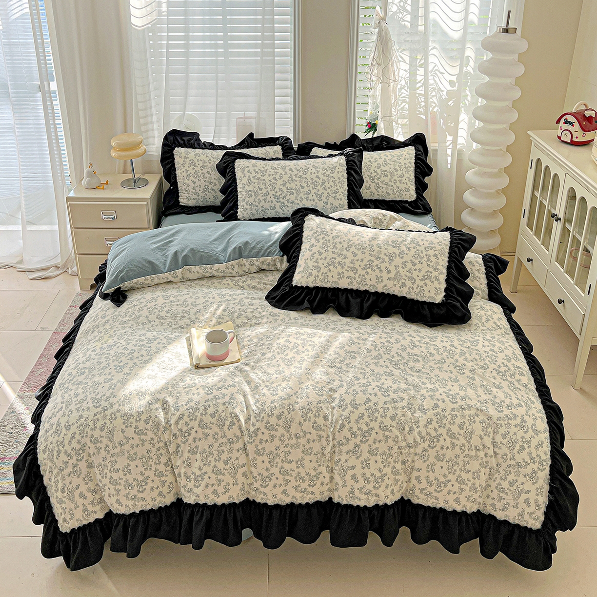 91家纺网 家纺一手货源 找家纺 富米莱（原臻工厂） 2026新款法式赫本风大花边A类古法仿棉云感纱床盖床裙四件套-场景二 兰絮语