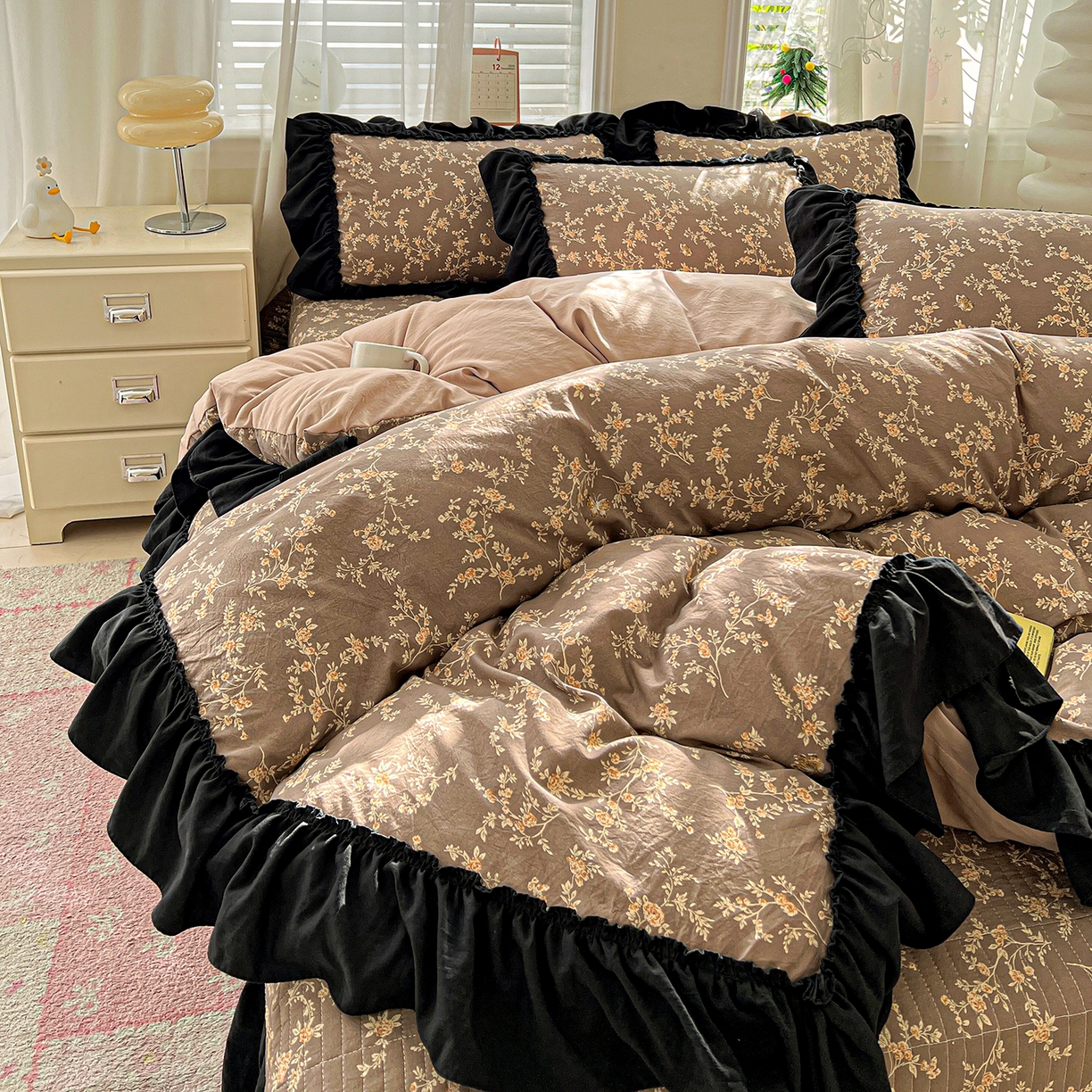 91家纺网 家纺一手货源 找家纺 富米莱（原臻工厂） 2026新款法式赫本风大花边A类古法仿棉云感纱床盖床裙四件套-场景二 花影浅吟