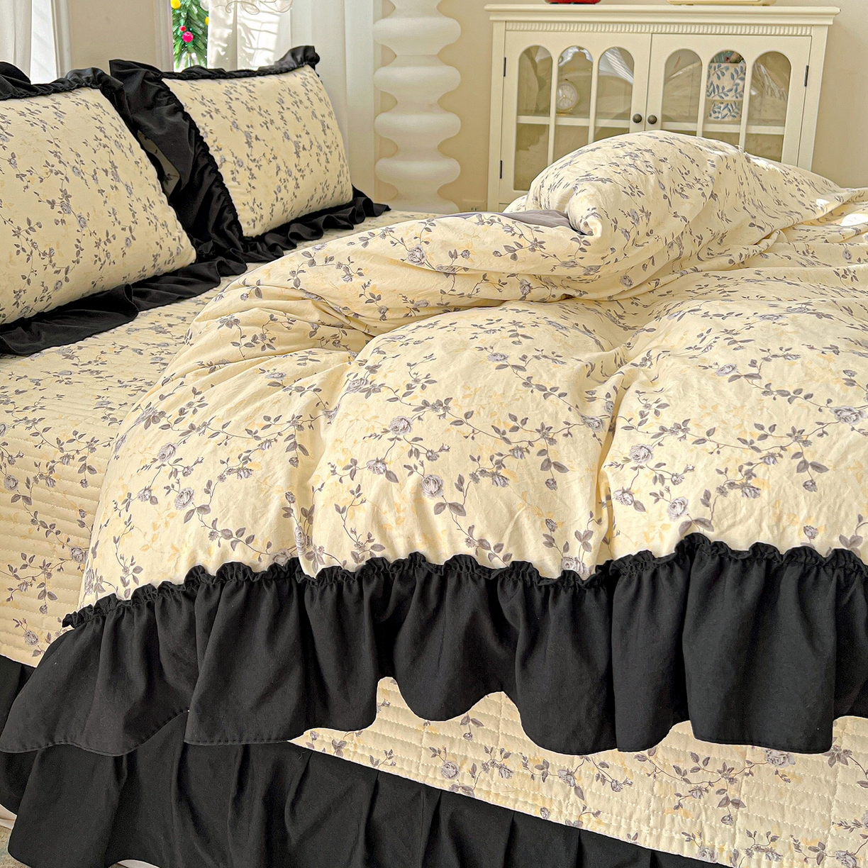 91家纺网 家纺一手货源 找家纺 富米莱（原臻工厂） 2026新款法式赫本风大花边A类古法仿棉云感纱床盖床裙四件套-场景二 槿上花开