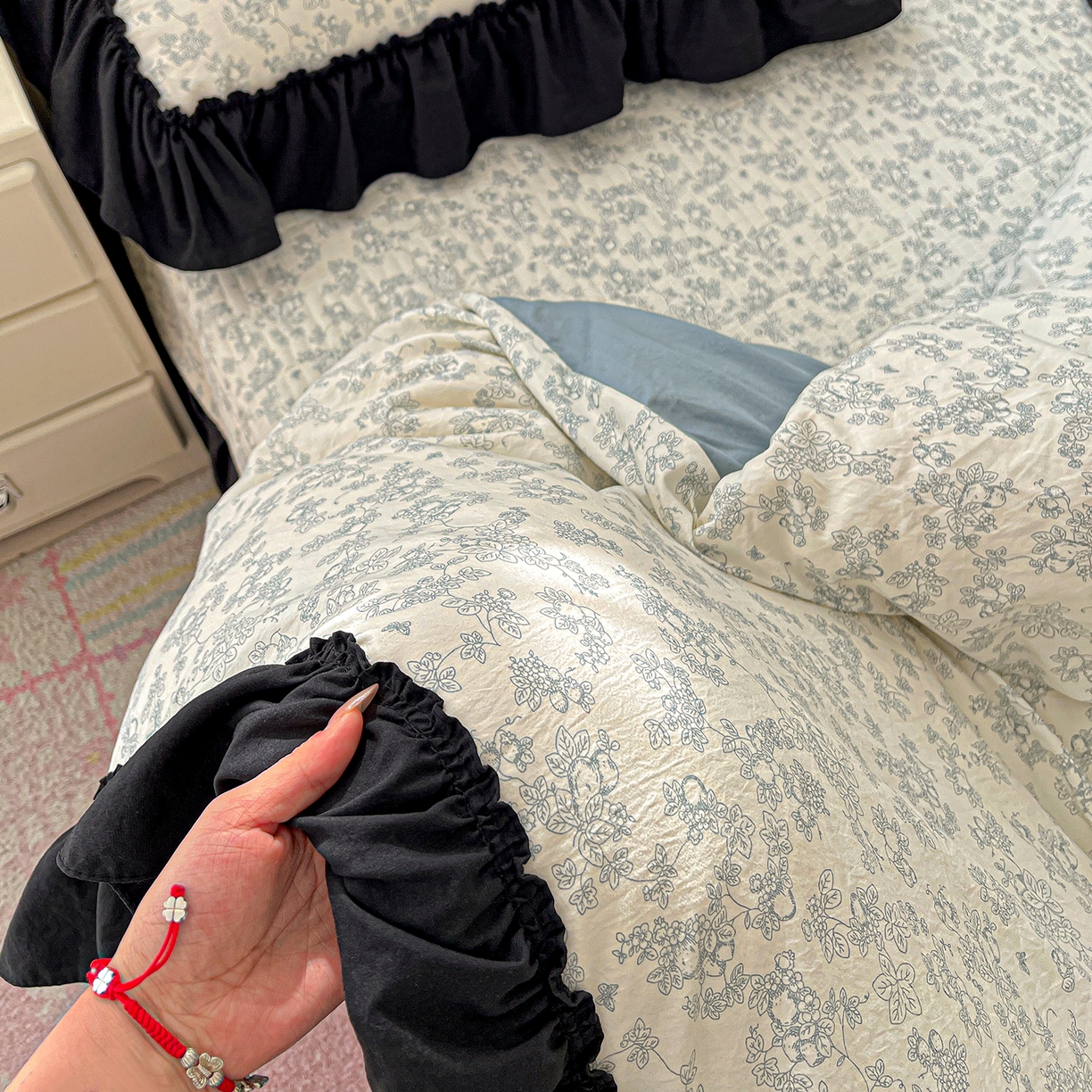 91家纺网 家纺一手货源 找家纺 富米莱（原臻工厂） 2026新款法式赫本风大花边A类古法仿棉云感纱床盖床裙四件套-场景二 兰絮语