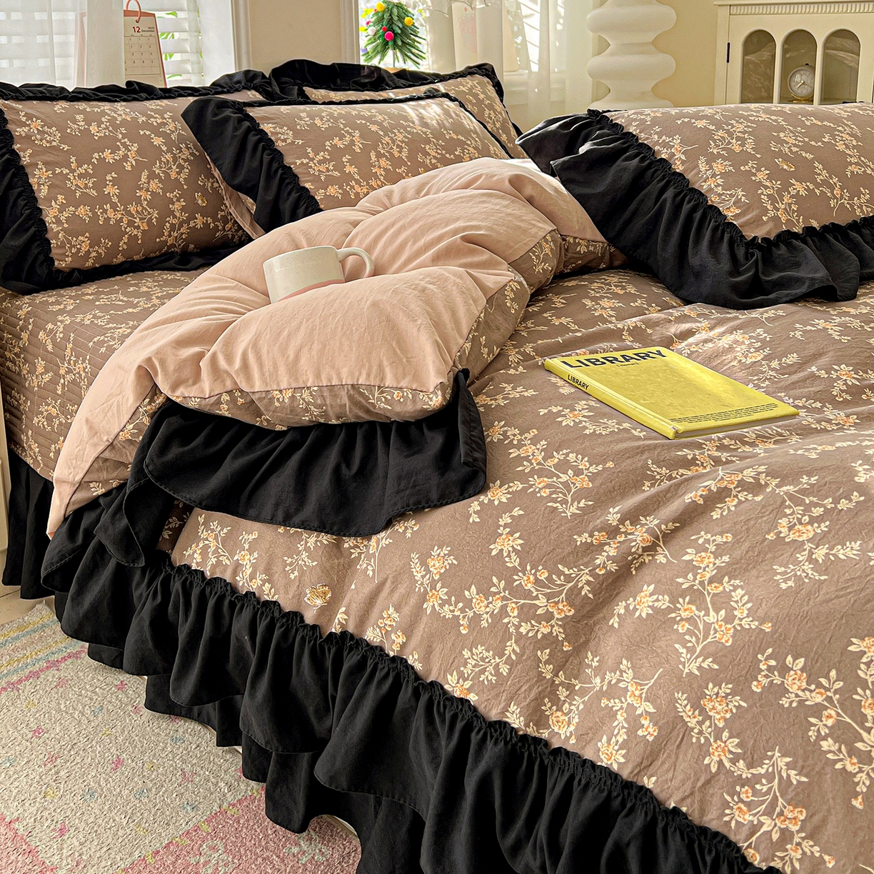 91家纺网 家纺一手货源 找家纺 富米莱（原臻工厂） 2026新款法式赫本风大花边A类古法仿棉云感纱床盖床裙四件套-场景二 花影浅吟