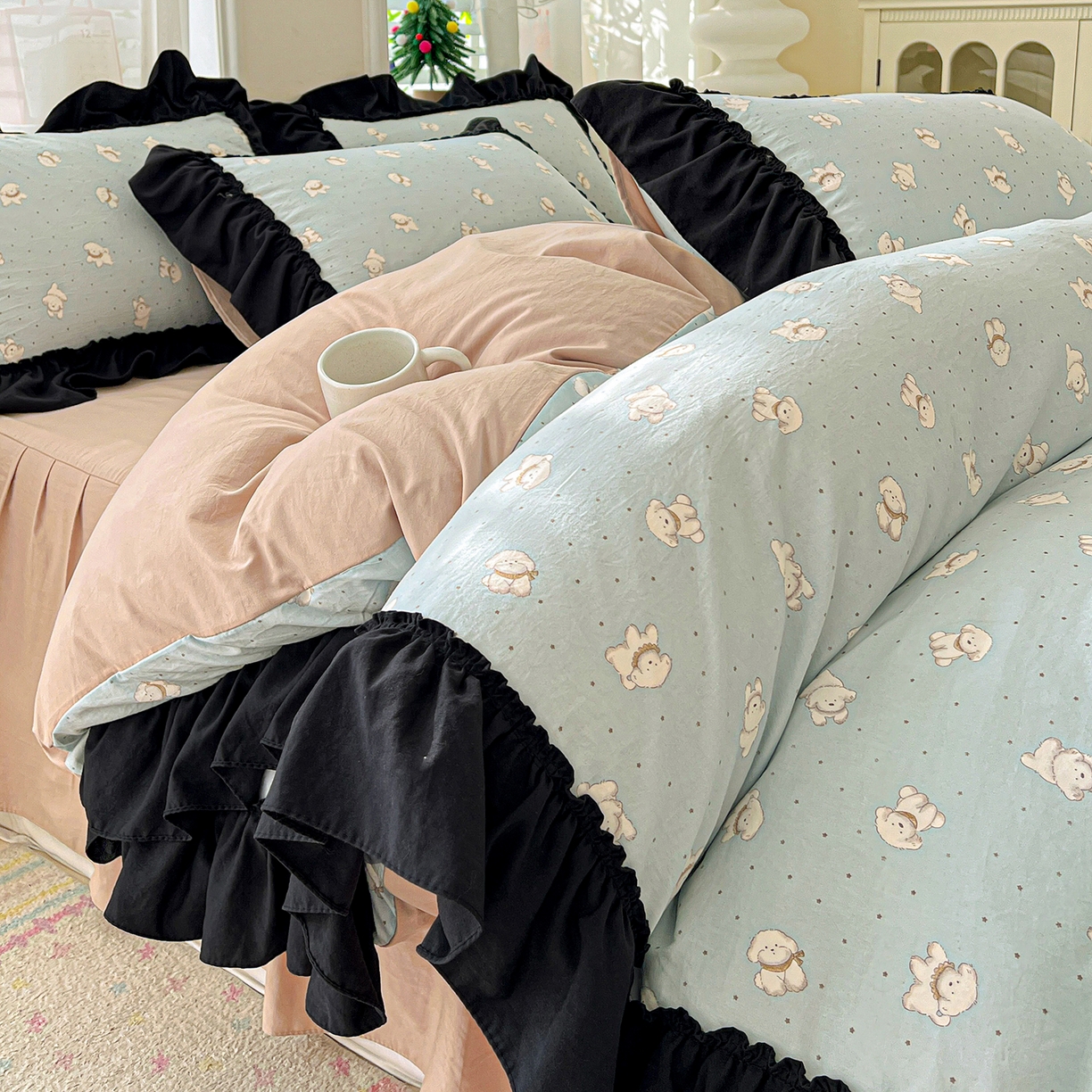 91家纺网 家纺一手货源 找家纺 富米莱（原臻工厂） 2026新款法式赫本风大花边A类古法仿棉云感纱床盖床裙四件套-场景二 雾蓝小熊