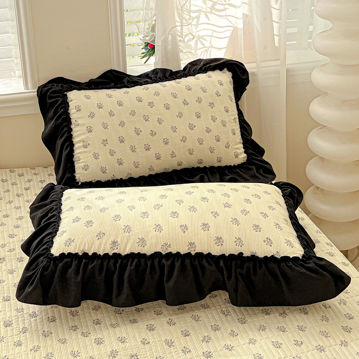 91家纺网 家纺一手货源 找家纺 富米莱（原臻工厂） 2026新款法式赫本风大花边A类古法仿棉云感纱床盖床裙四件套-场景二 花语玫瑰