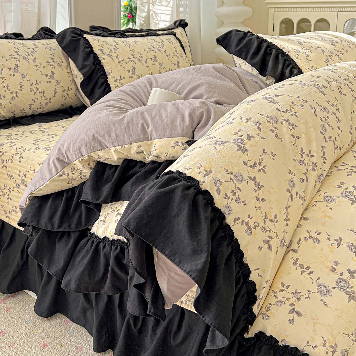 91家纺网 家纺一手货源 找家纺 富米莱（原臻工厂） 2026新款法式赫本风大花边A类古法仿棉云感纱床盖床裙四件套-场景二 槿上花开