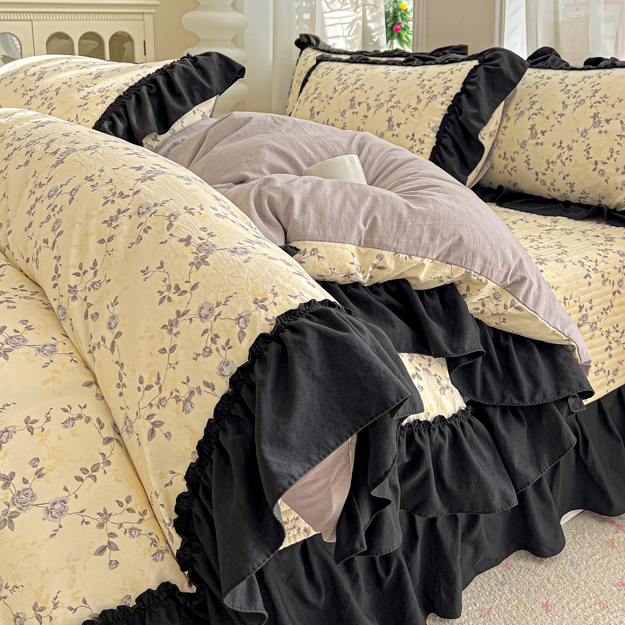 91家纺网 家纺一手货源 找家纺 富米莱（原臻工厂） 2026新款法式赫本风大花边A类古法仿棉云感纱床盖床裙四件套-场景二 槿上花开