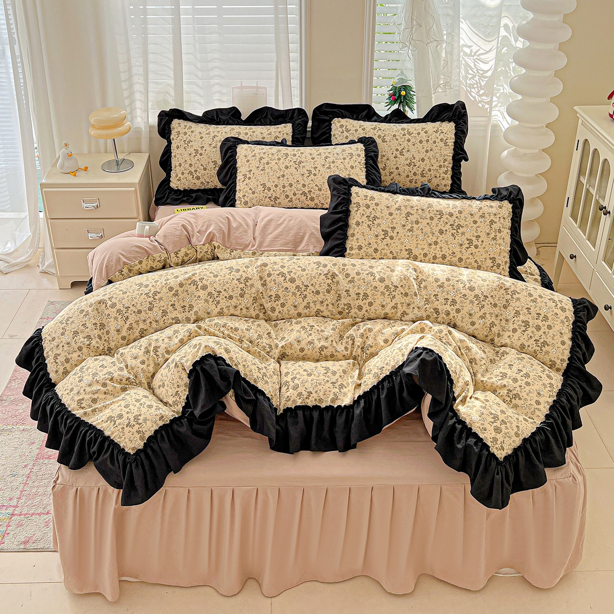 91家纺网 家纺一手货源 找家纺 富米莱（原臻工厂） 2026新款法式赫本风大花边A类古法仿棉云感纱床盖床裙四件套-场景二 卡布奇诺