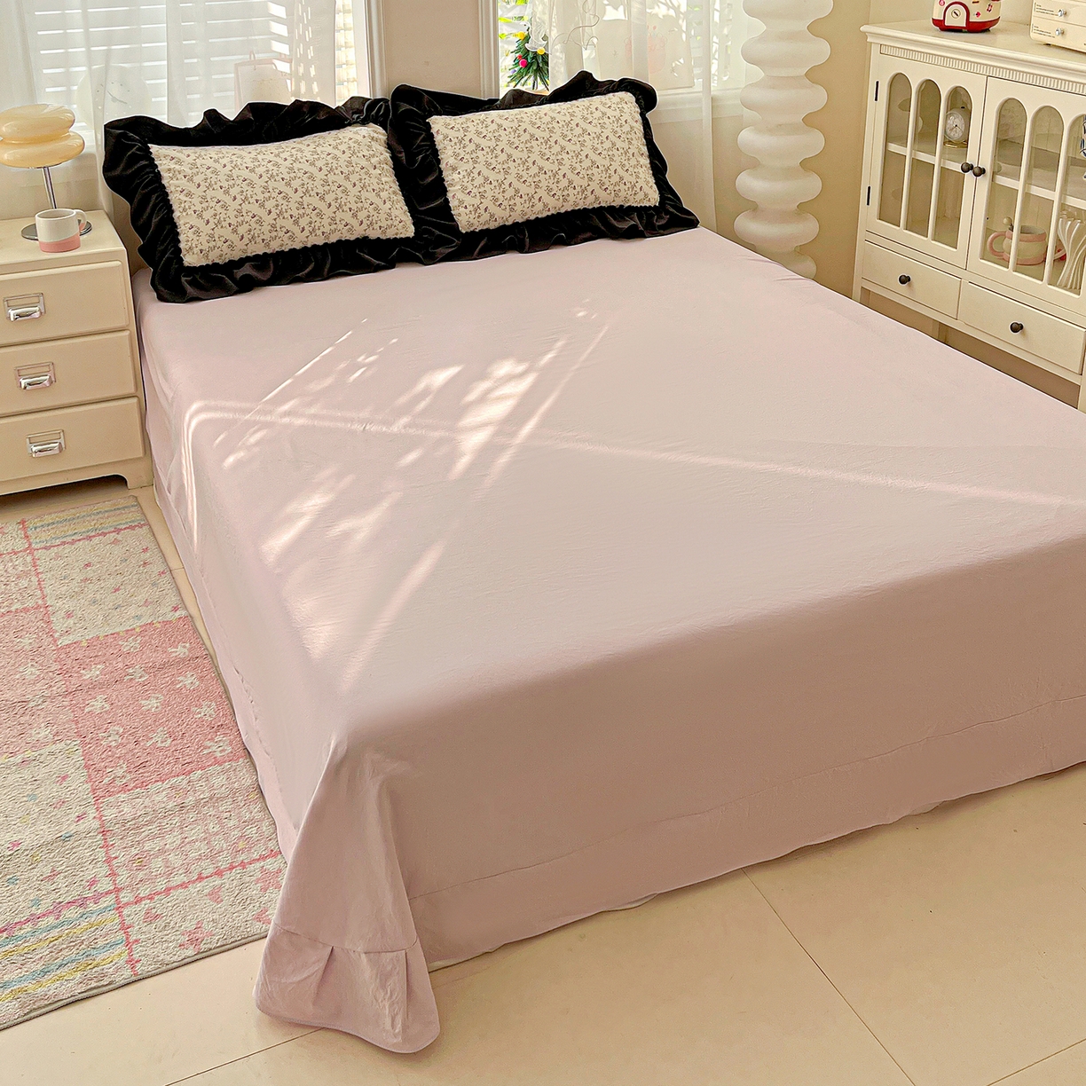 91家纺网 家纺一手货源 找家纺 富米莱（原臻工厂） 2026新款法式赫本风大花边A类古法仿棉云感纱床盖床裙四件套-场景二 花间谣