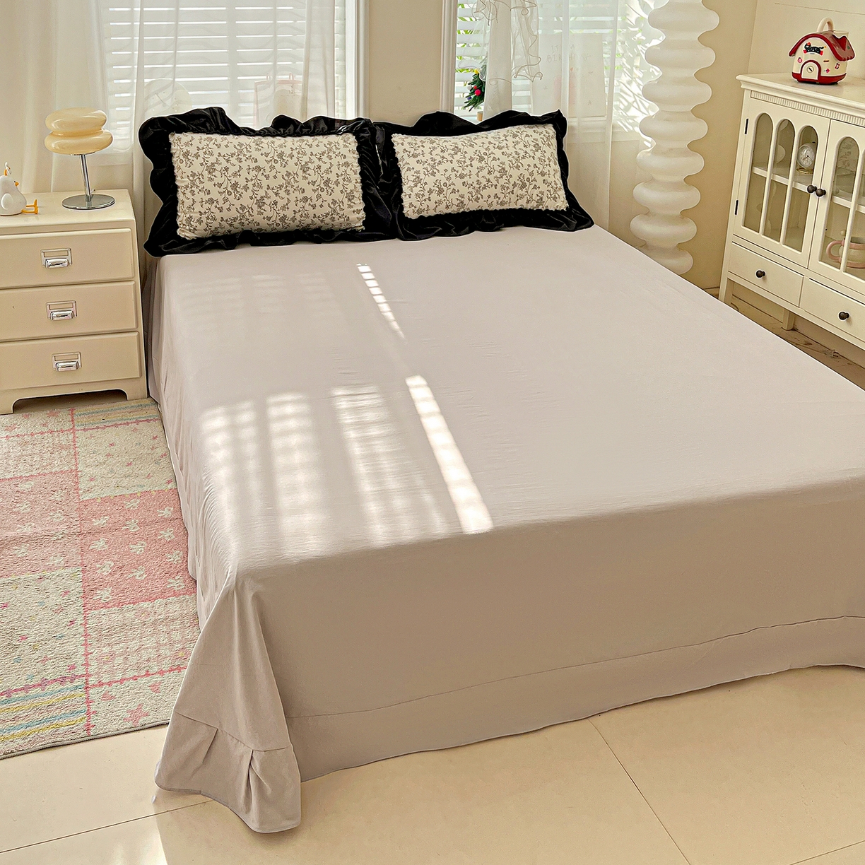 91家纺网 家纺一手货源 找家纺 富米莱（原臻工厂） 2026新款法式赫本风大花边A类古法仿棉云感纱床盖床裙四件套-场景二 星河入梦