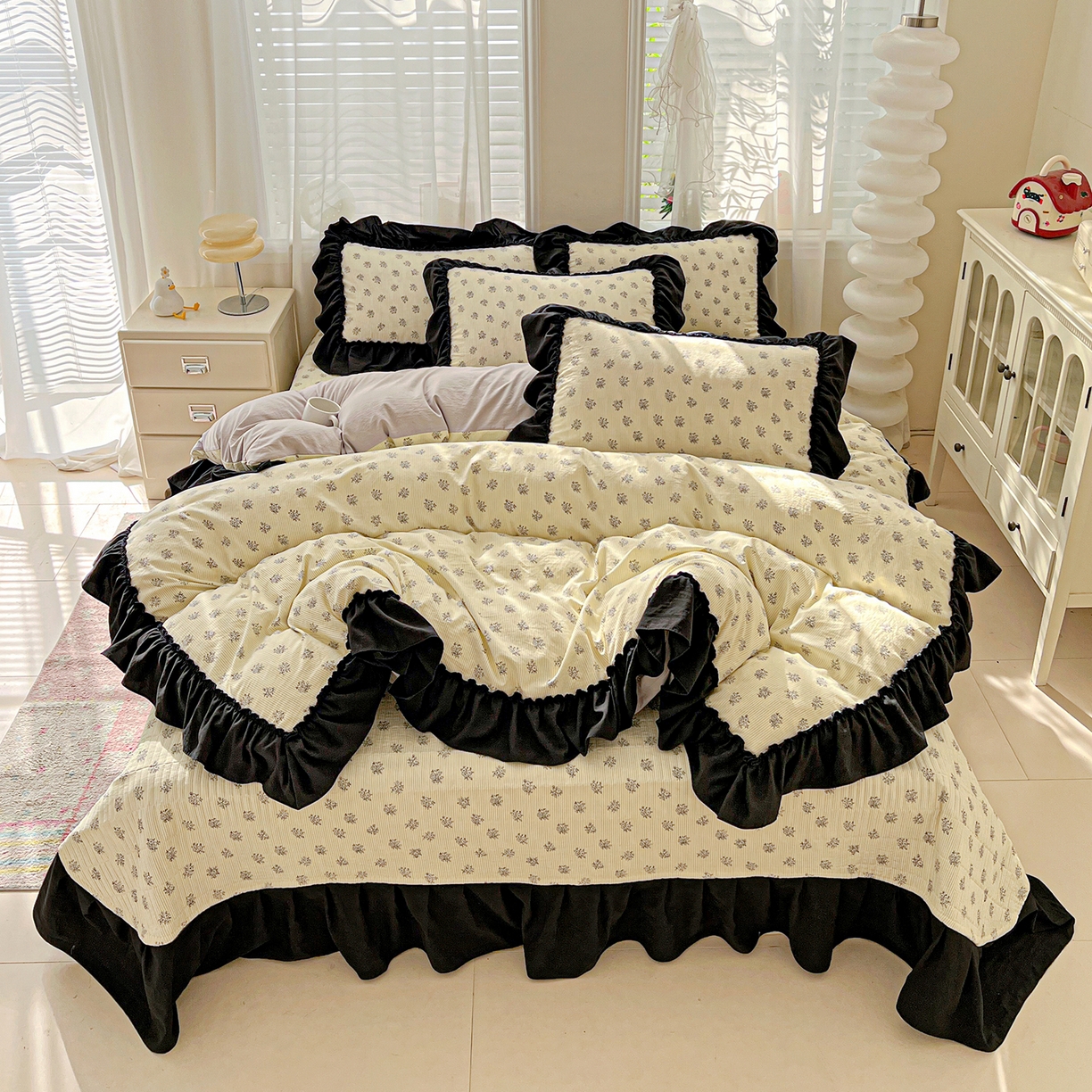 91家纺网 家纺一手货源 找家纺 富米莱（原臻工厂） 2026新款法式赫本风大花边A类古法仿棉云感纱床盖床裙四件套-场景二 花语玫瑰