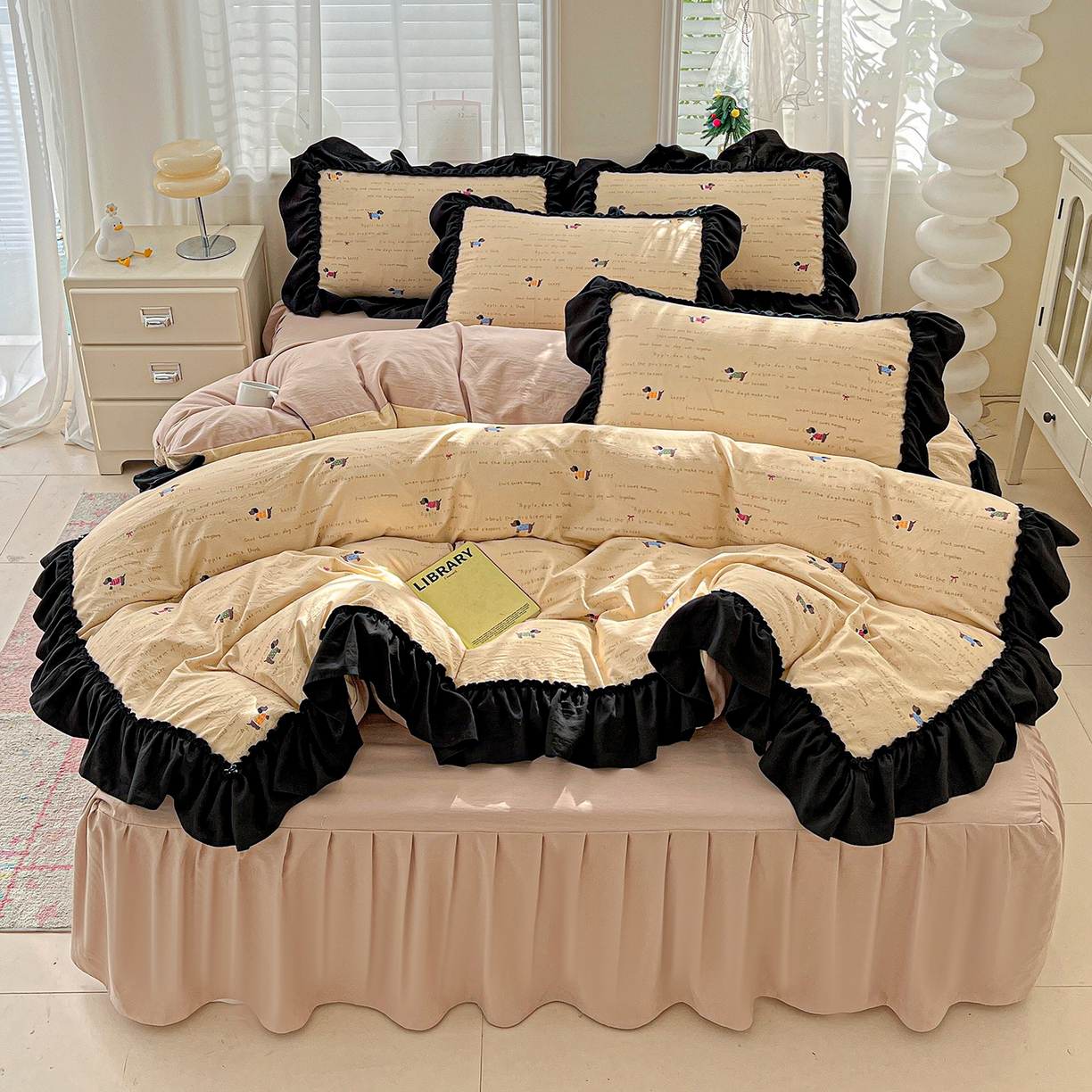 91家纺网 家纺一手货源 找家纺 富米莱（原臻工厂） 2026新款法式赫本风大花边A类古法仿棉云感纱床盖床裙四件套-场景二 狗狗家族