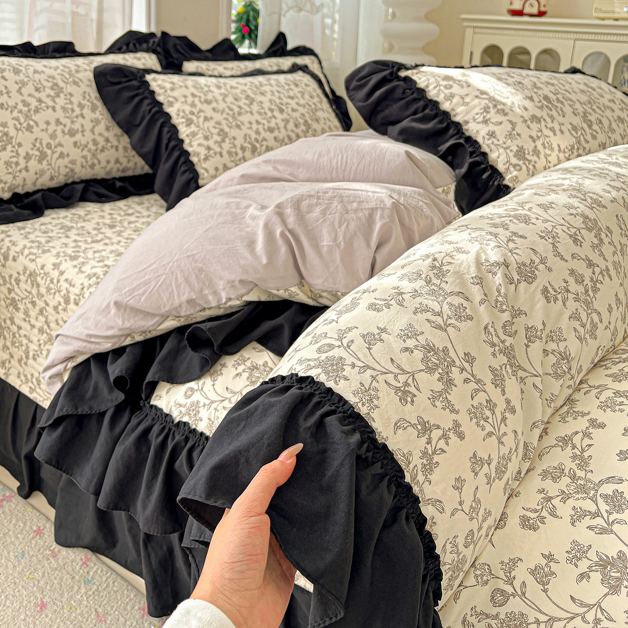 富米莱（原臻工厂） 2026新款法式赫本风大花边A类古法仿棉云感纱床盖床裙四件套-场景二 星河入梦