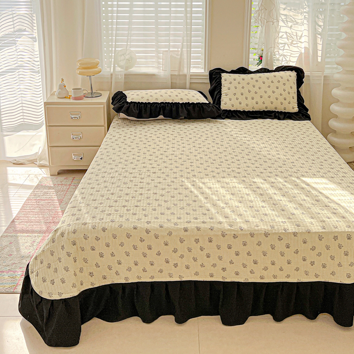 91家纺网 家纺一手货源 找家纺 富米莱（原臻工厂） 2026新款法式赫本风大花边A类古法仿棉云感纱床盖床裙四件套-场景二 花语玫瑰