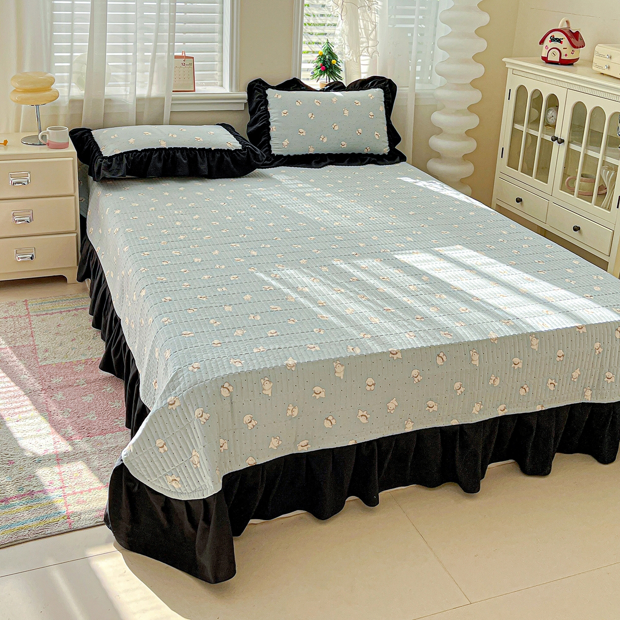 91家纺网 家纺一手货源 找家纺 富米莱（原臻工厂） 2026新款法式赫本风大花边A类古法仿棉云感纱床盖床裙四件套-场景二 雾蓝小熊