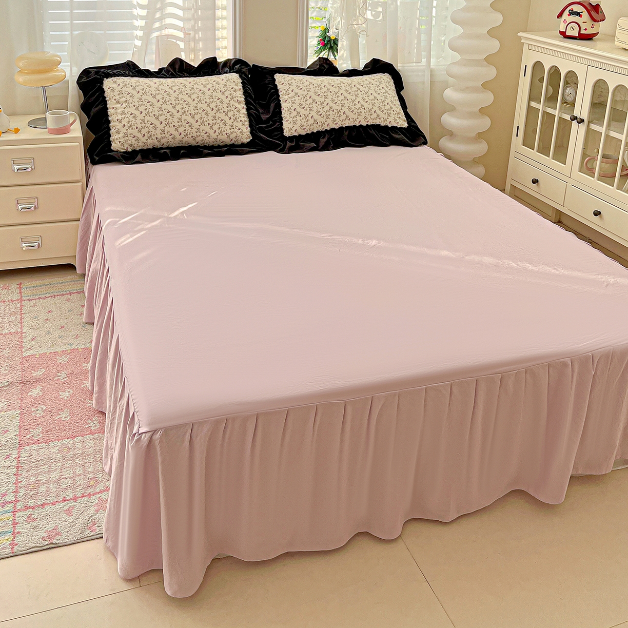 91家纺网 家纺一手货源 找家纺 富米莱（原臻工厂） 2026新款法式赫本风大花边A类古法仿棉云感纱床盖床裙四件套-场景二 花间谣