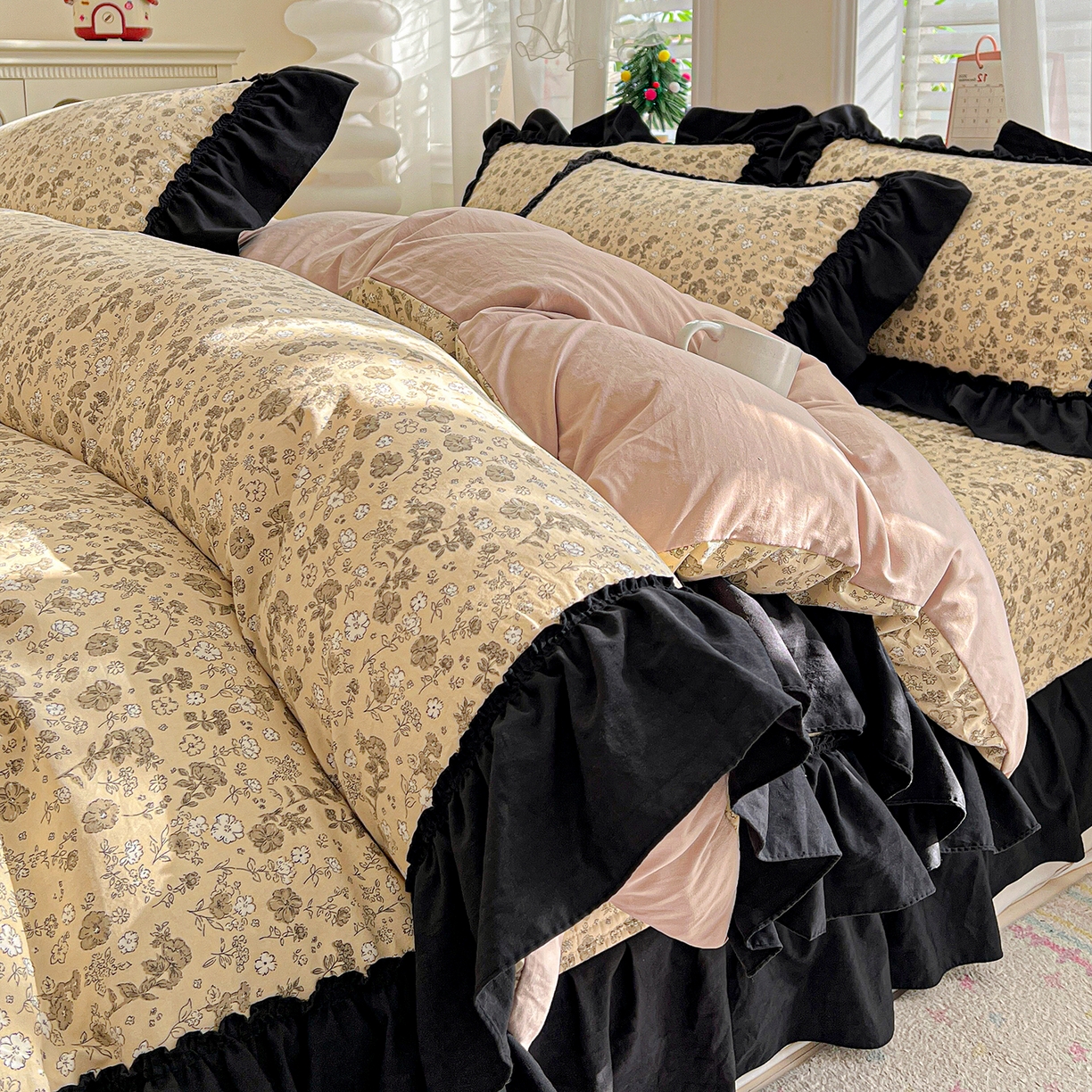 91家纺网 家纺一手货源 找家纺 富米莱（原臻工厂） 2026新款法式赫本风大花边A类古法仿棉云感纱床盖床裙四件套-场景二 卡布奇诺