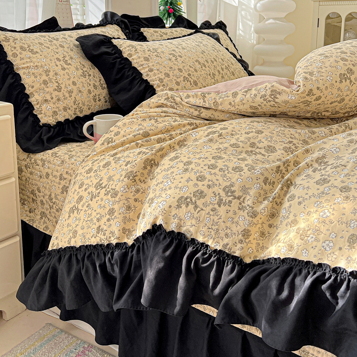 91家纺网 家纺一手货源 找家纺 富米莱（原臻工厂） 2026新款法式赫本风大花边A类古法仿棉云感纱床盖床裙四件套-场景二 卡布奇诺