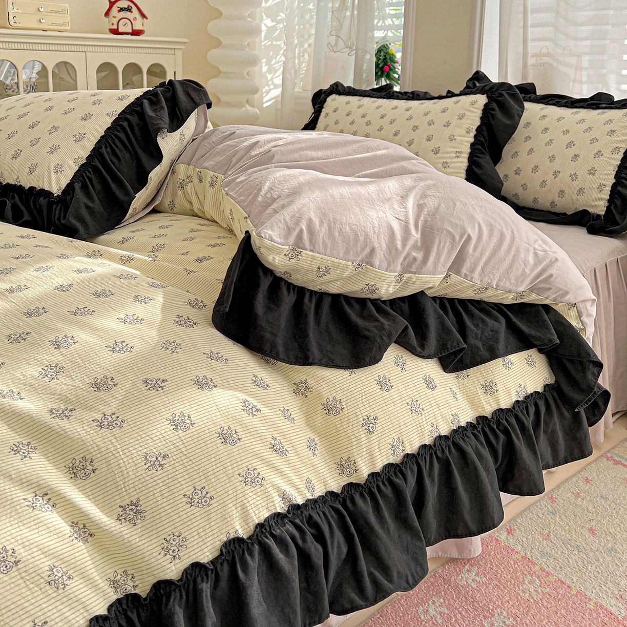 91家纺网 家纺一手货源 找家纺 富米莱（原臻工厂） 2026新款法式赫本风大花边A类古法仿棉云感纱床盖床裙四件套-场景二 花语玫瑰