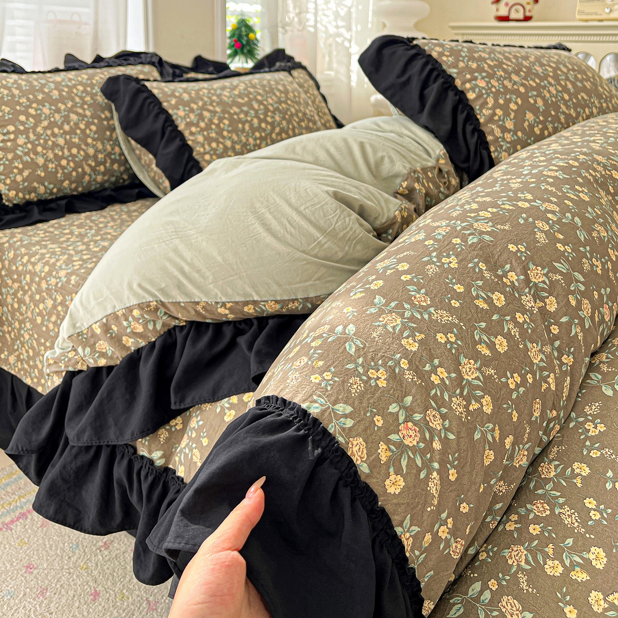 富米莱（原臻工厂） 2026新款法式赫本风大花边A类古法仿棉云感纱床盖床裙四件套-场景二 知否