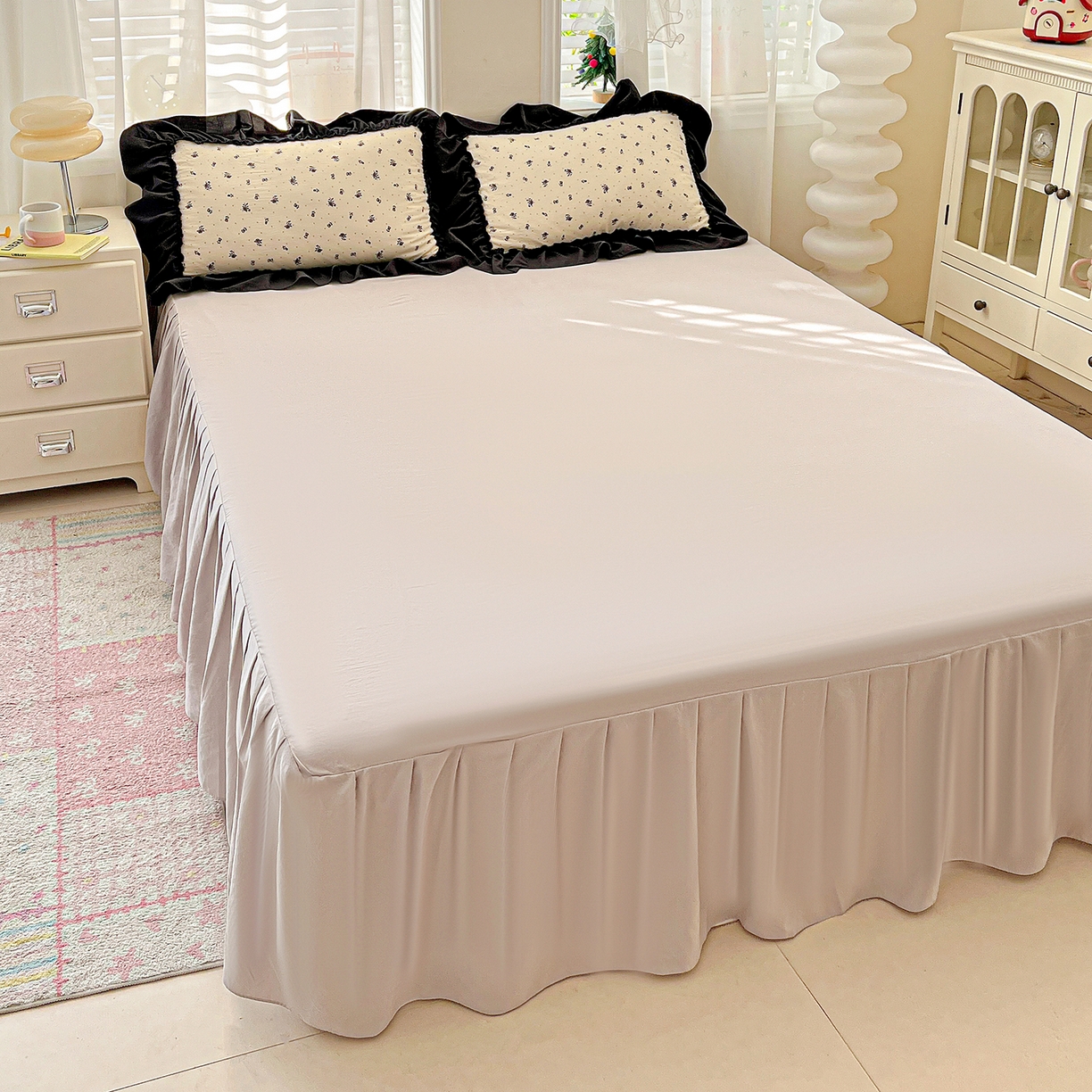 91家纺网 家纺一手货源 找家纺 富米莱（原臻工厂） 2026新款法式赫本风大花边A类古法仿棉云感纱床盖床裙四件套-场景二 小玫瑰