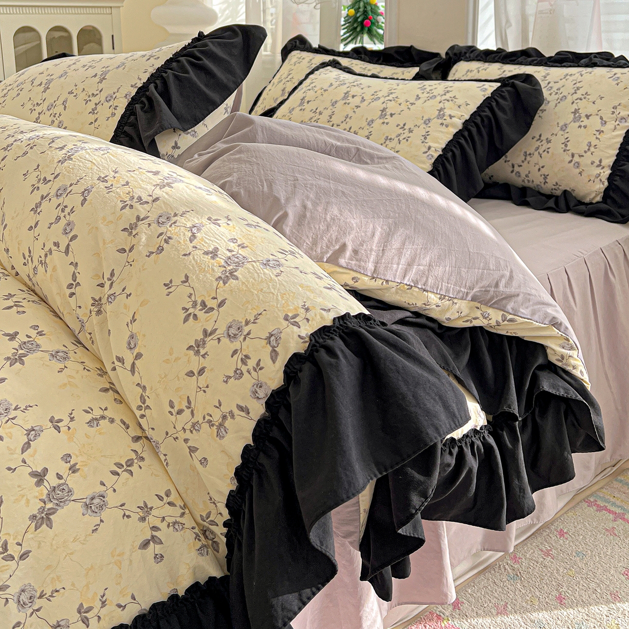 91家纺网 家纺一手货源 找家纺 富米莱（原臻工厂） 2026新款法式赫本风大花边A类古法仿棉云感纱床盖床裙四件套-场景二 槿上花开