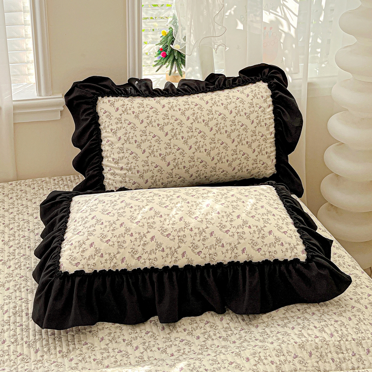 91家纺网 家纺一手货源 找家纺 富米莱（原臻工厂） 2026新款法式赫本风大花边A类古法仿棉云感纱床盖床裙四件套-场景二 花间谣