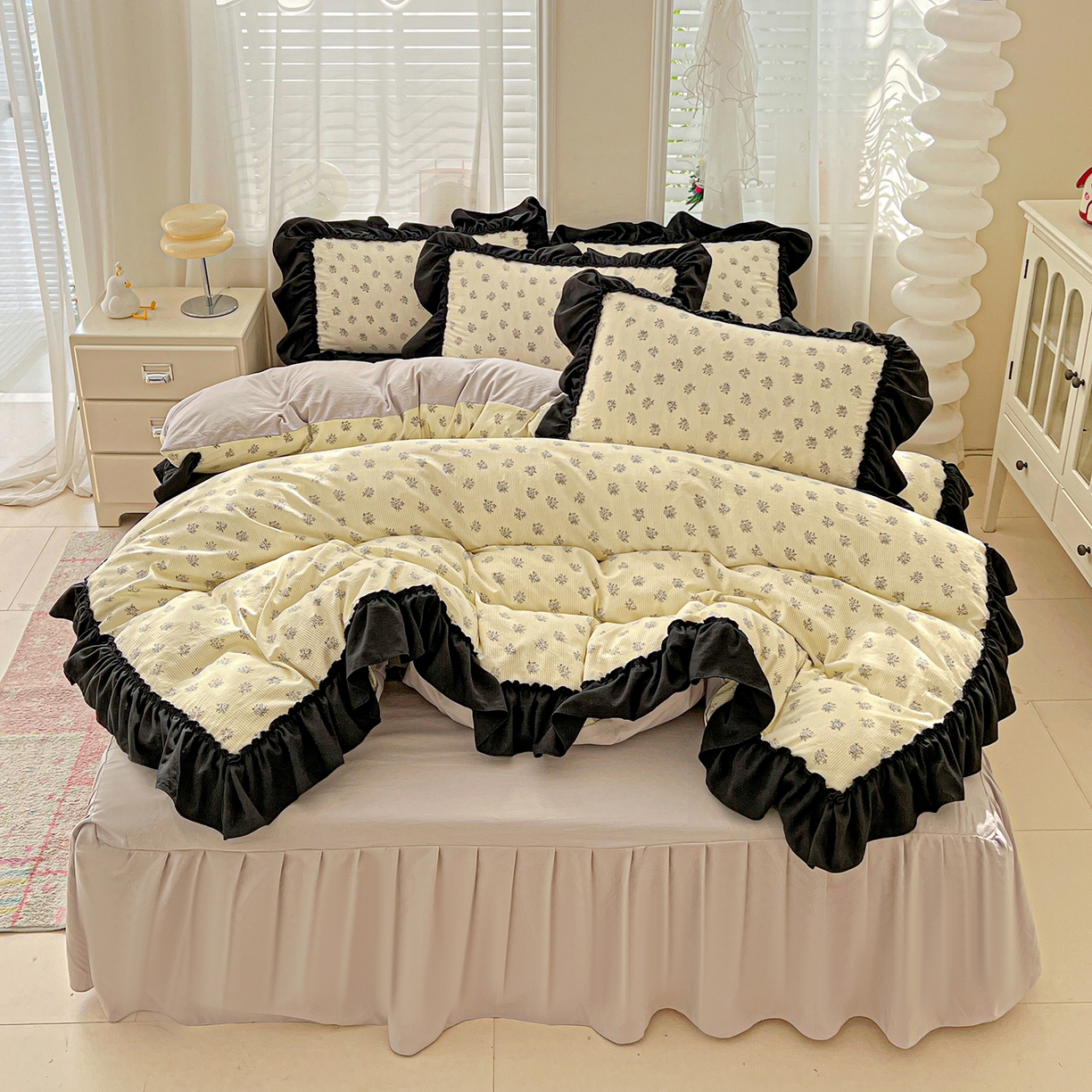 91家纺网 家纺一手货源 找家纺 富米莱（原臻工厂） 2026新款法式赫本风大花边A类古法仿棉云感纱床盖床裙四件套-场景二 花语玫瑰