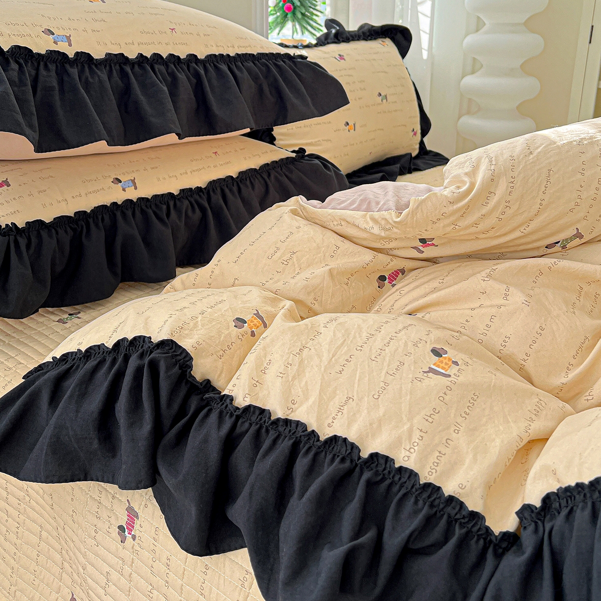 91家纺网 家纺一手货源 找家纺 富米莱（原臻工厂） 2026新款法式赫本风大花边A类古法仿棉云感纱床盖床裙四件套-场景二 狗狗家族