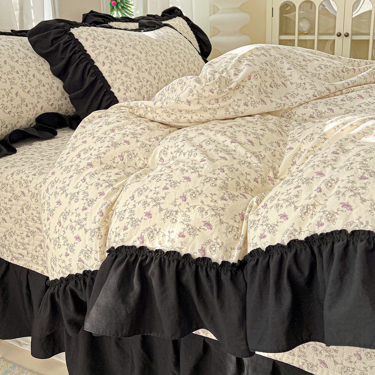 91家纺网 家纺一手货源 找家纺 富米莱（原臻工厂） 2026新款法式赫本风大花边A类古法仿棉云感纱床盖床裙四件套-场景二 花间谣