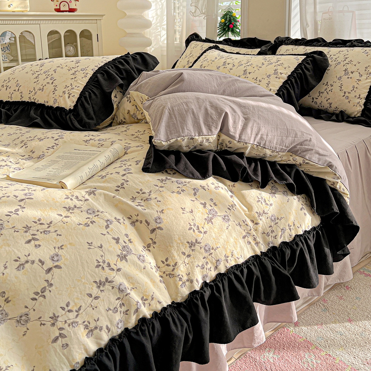 91家纺网 家纺一手货源 找家纺 富米莱（原臻工厂） 2026新款法式赫本风大花边A类古法仿棉云感纱床盖床裙四件套-场景二 槿上花开