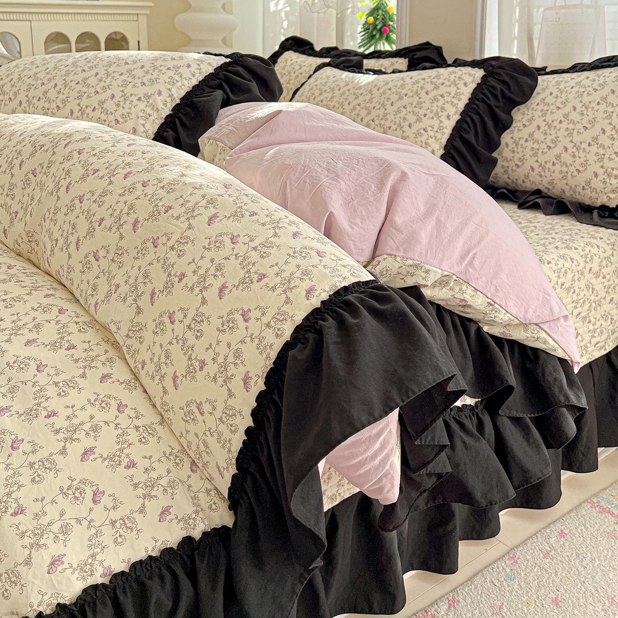 91家纺网 家纺一手货源 找家纺 富米莱（原臻工厂） 2026新款法式赫本风大花边A类古法仿棉云感纱床盖床裙四件套-场景二 花间谣